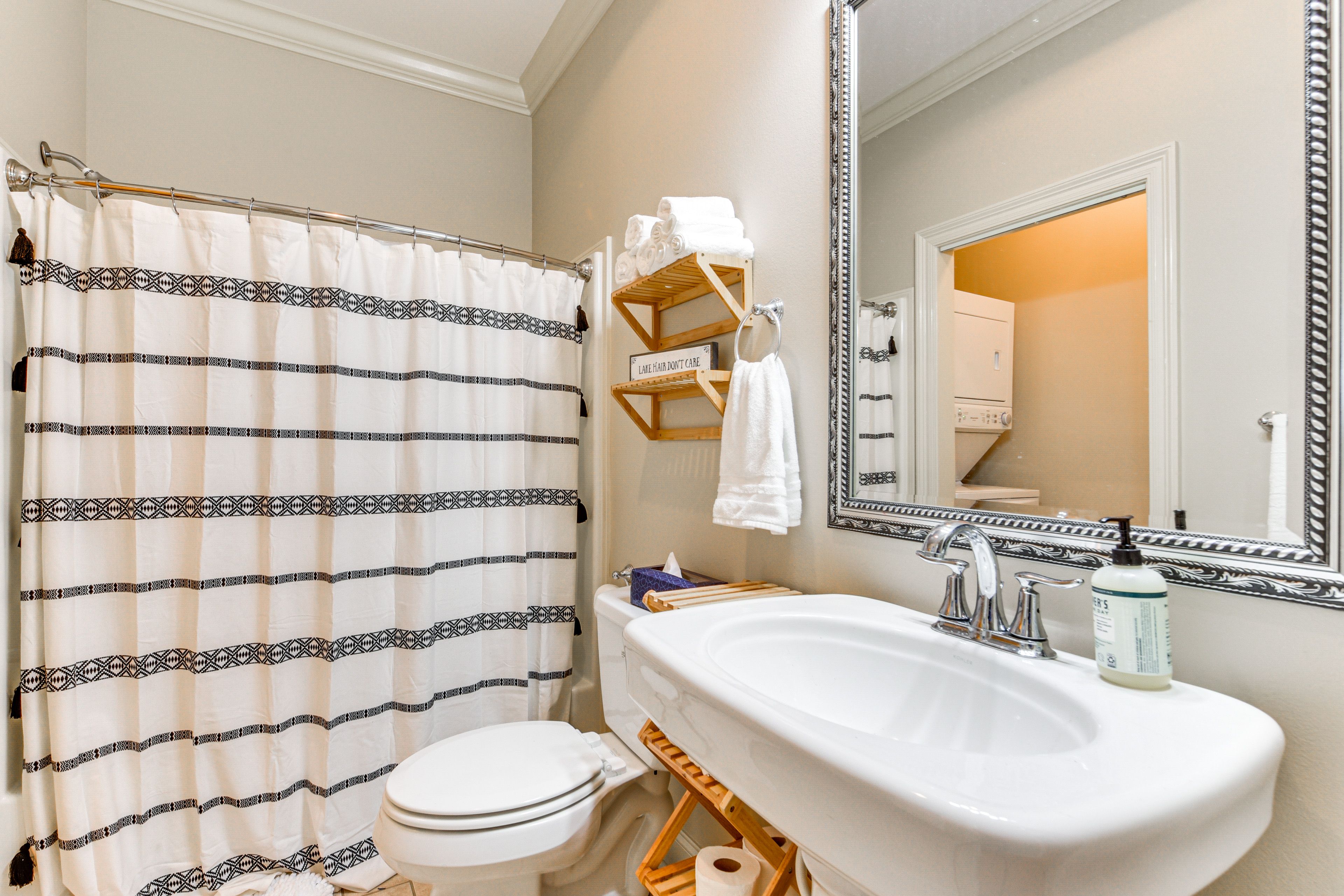 Full Bathroom | Complimentary Toiletries