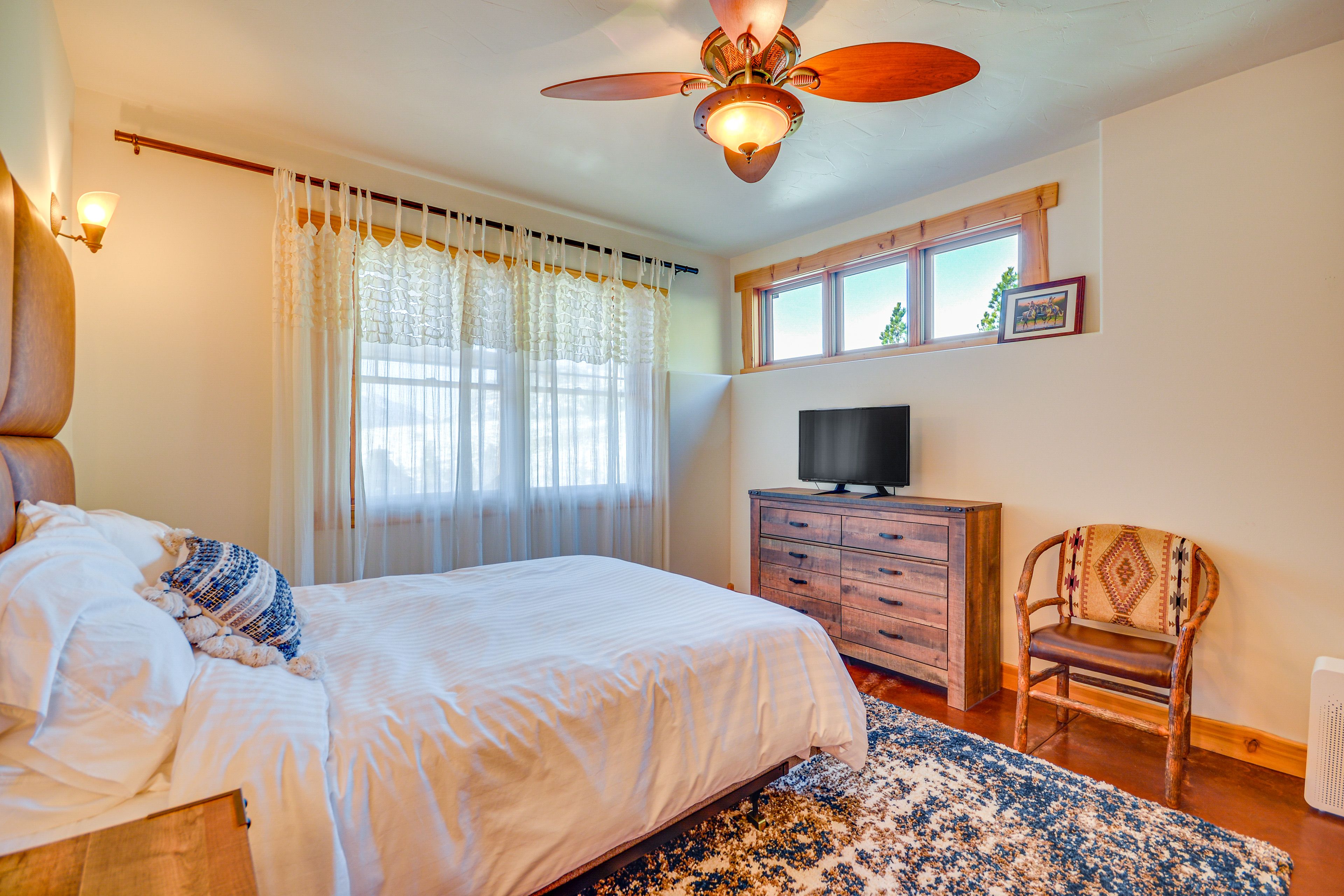 Bedroom 1 | Queen Bed | Smart TV