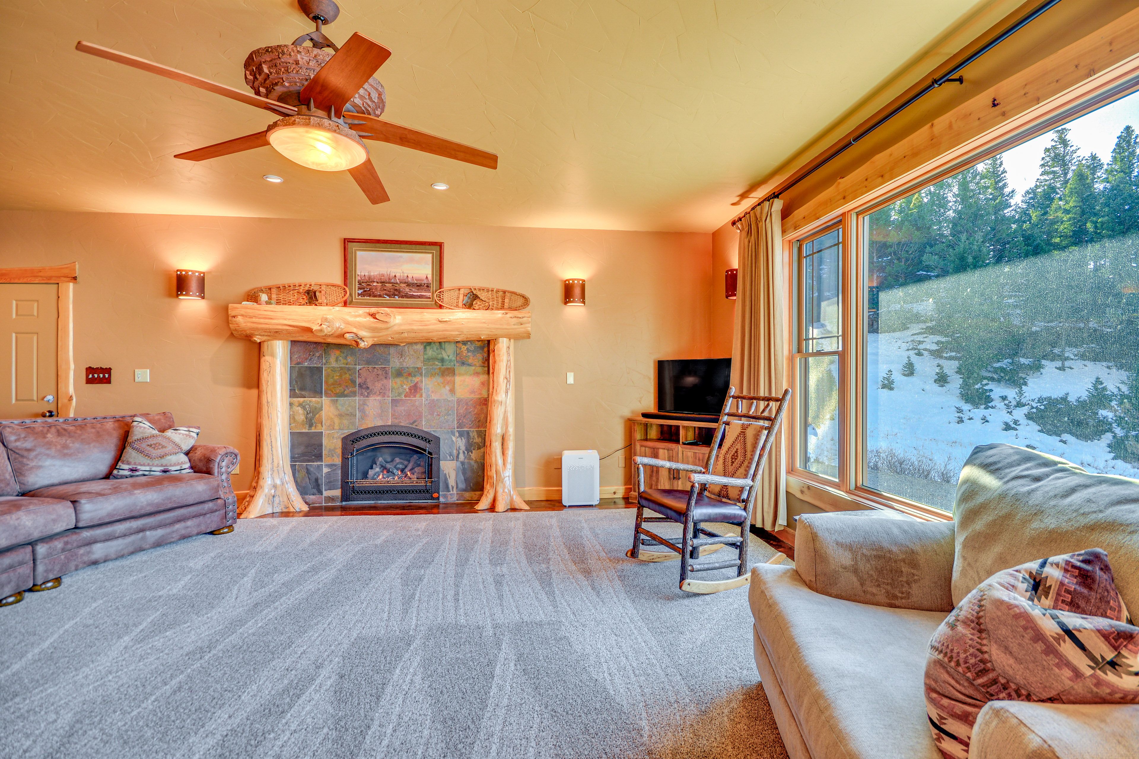 Living Room | Electric Fireplace | Smart TV | Free WiFi