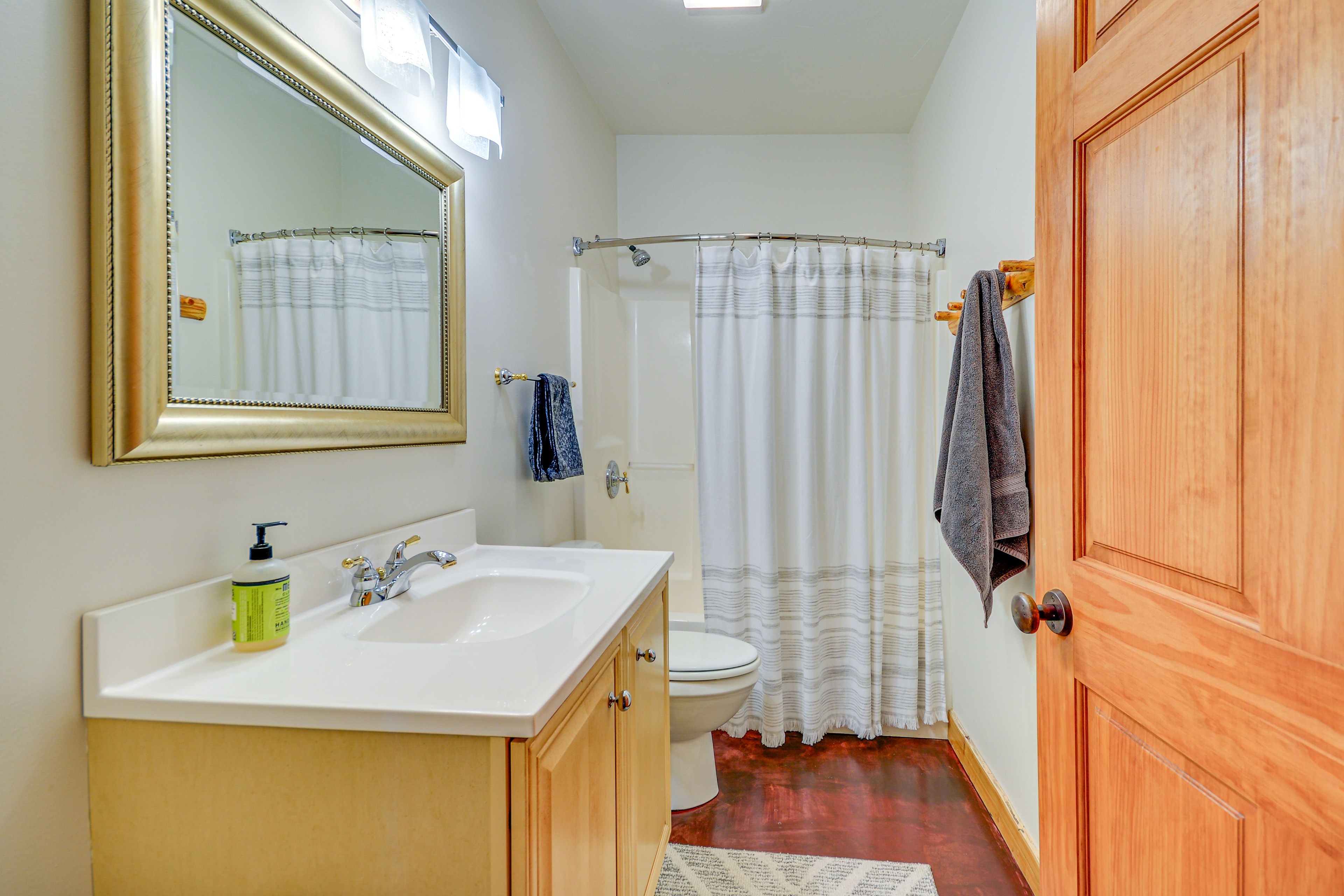 Full Bathroom | Complimentary Toiletries
