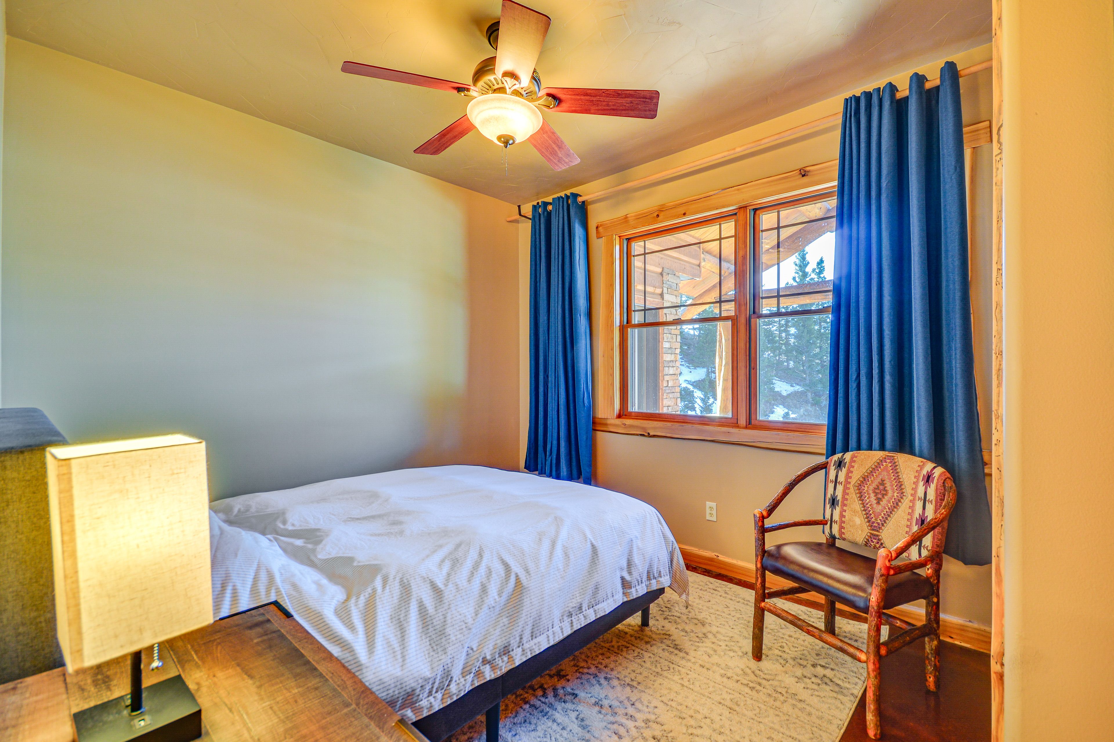 Bedroom 2 | Queen Bed