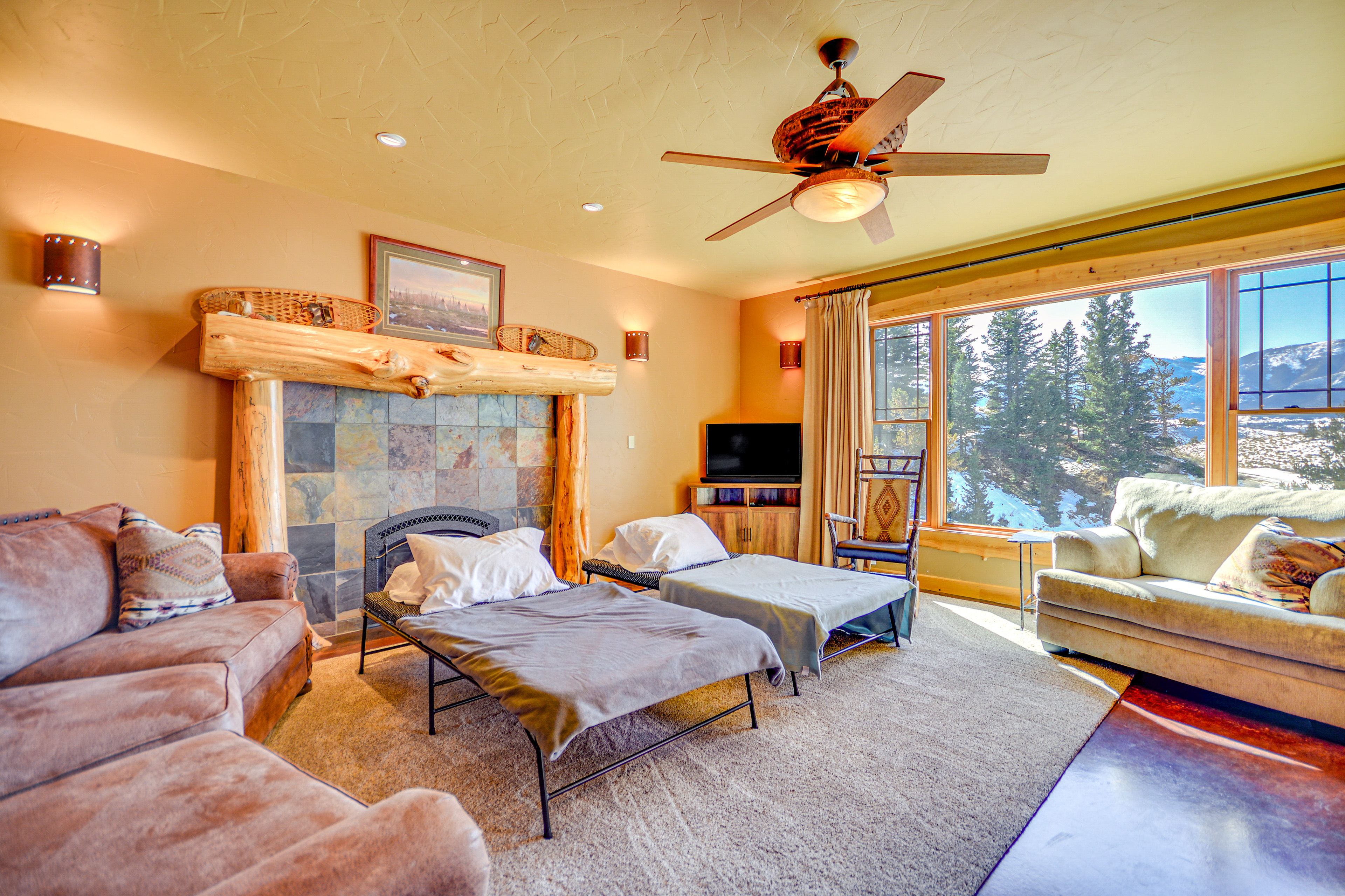 Living Room | Additional Sleeping | 2 Twin Cots