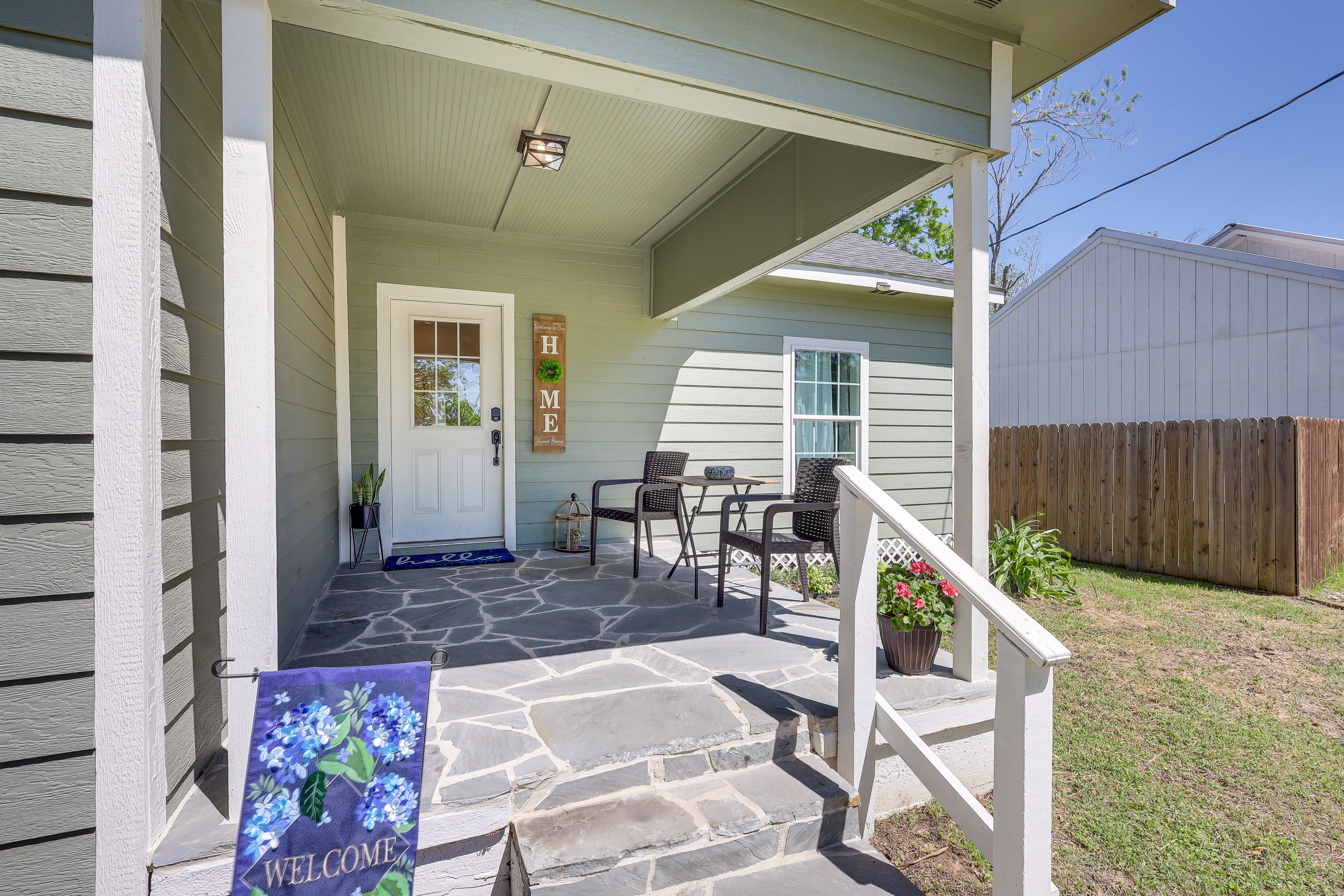 Front Porch w/ Seating