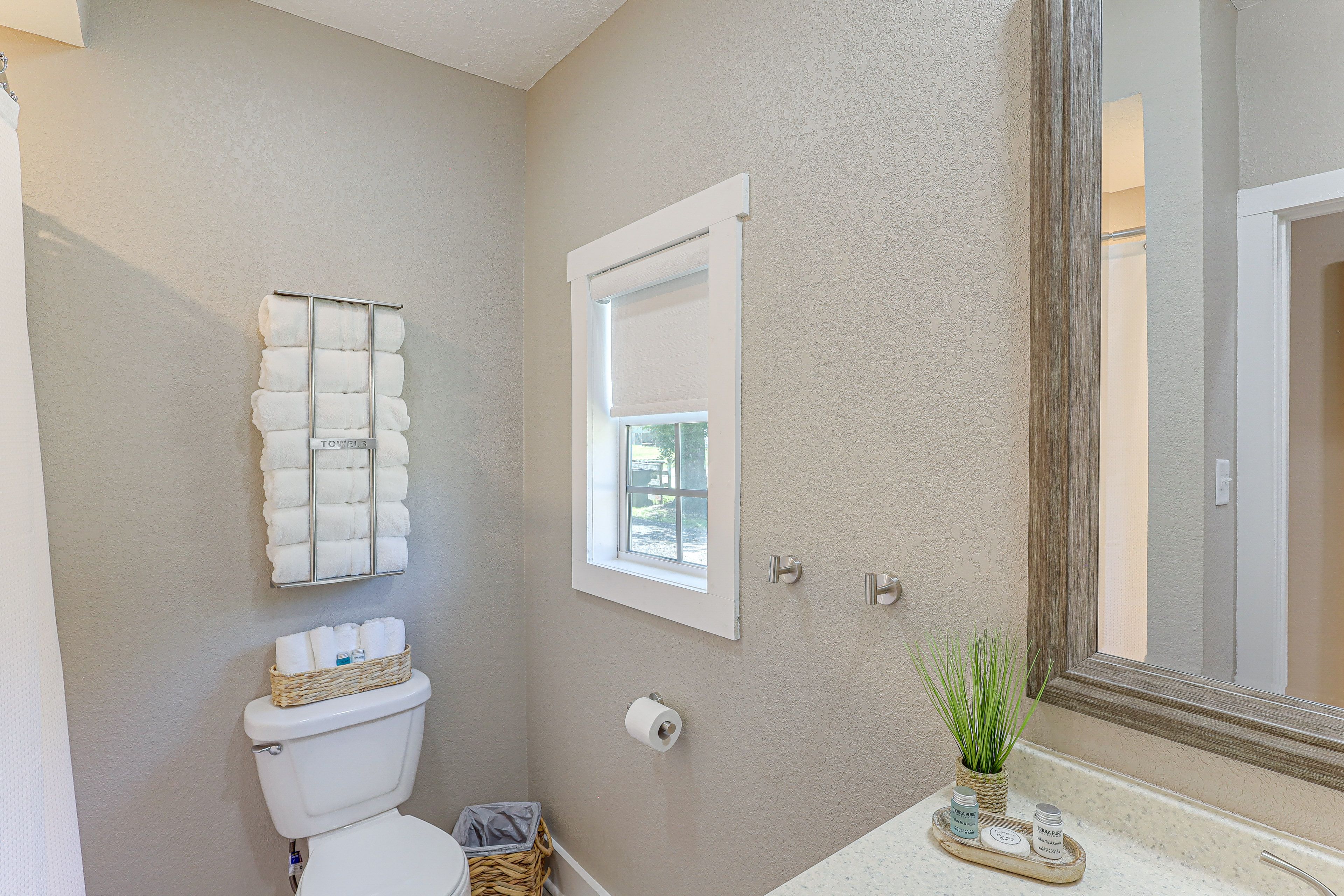 Full Bathroom | Complimentary Toiletries