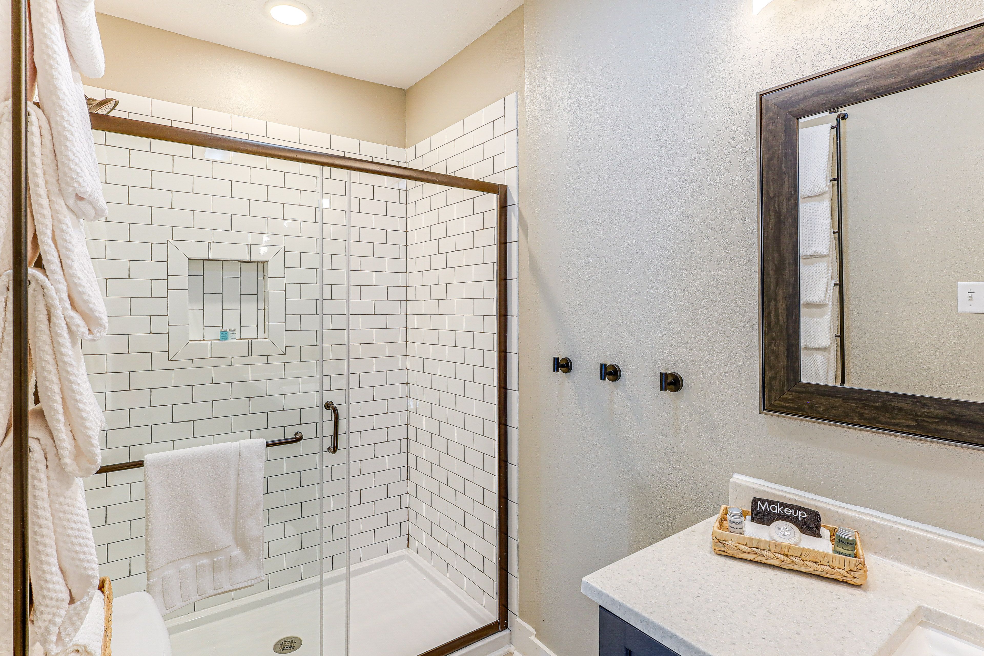 Full Bathroom | Complimentary Toiletries