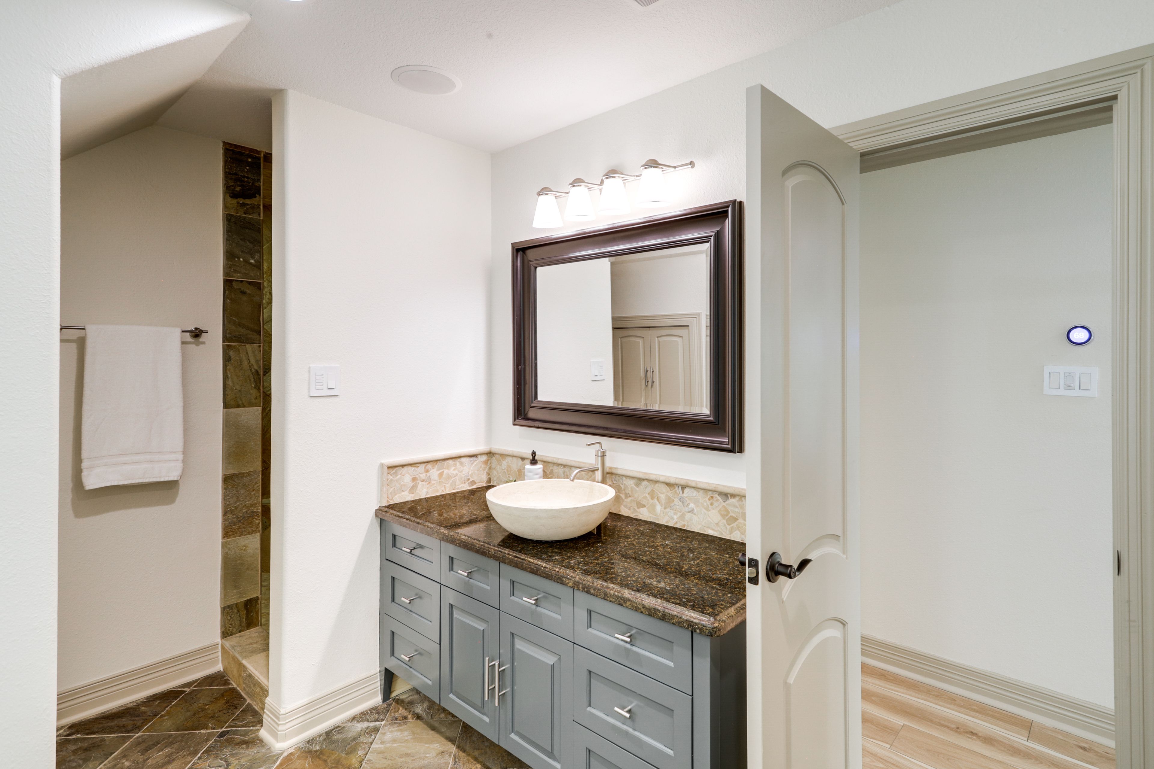 Bathroom | 2nd Floor