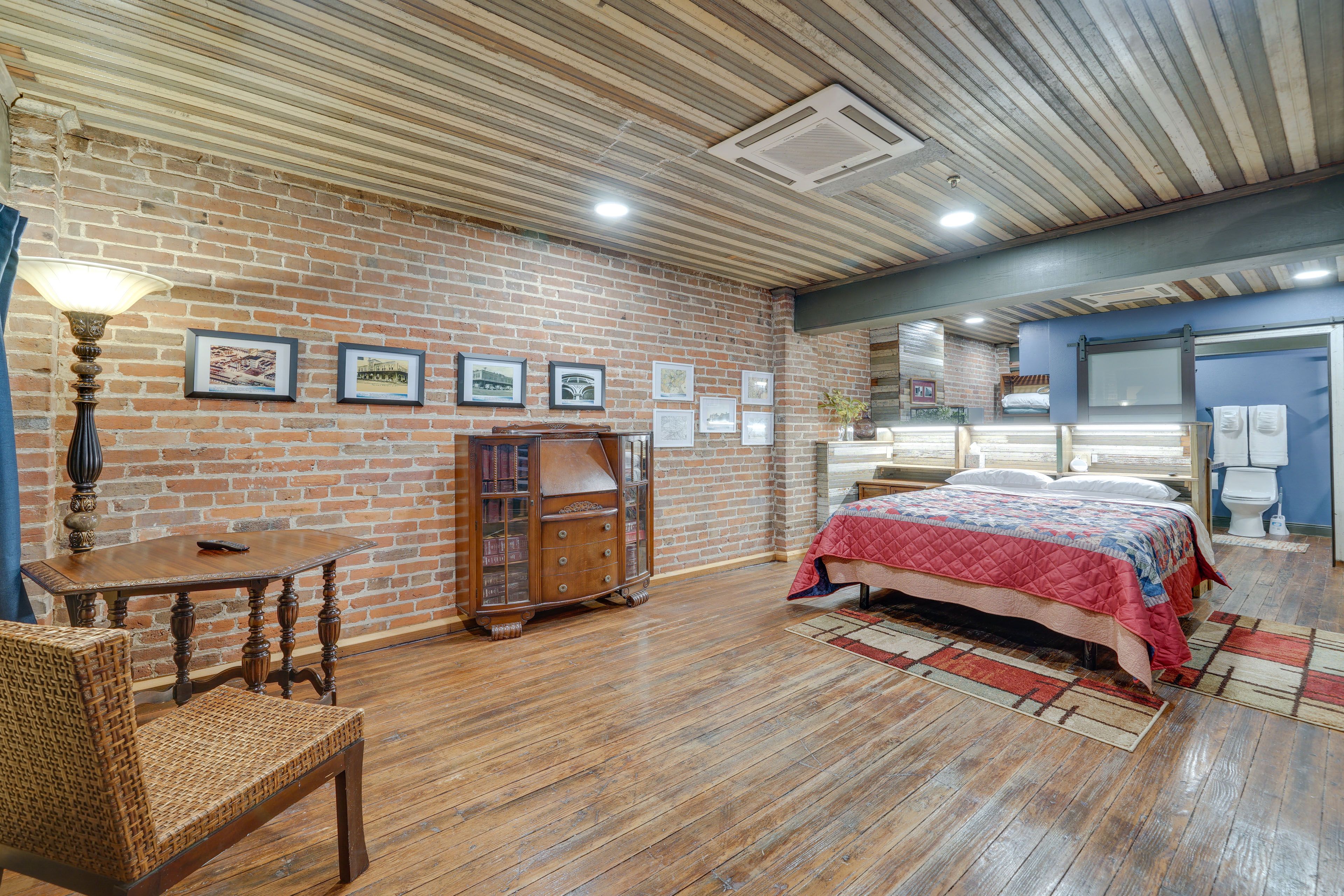 Studio | Queen Bed | Flat-Screen TV