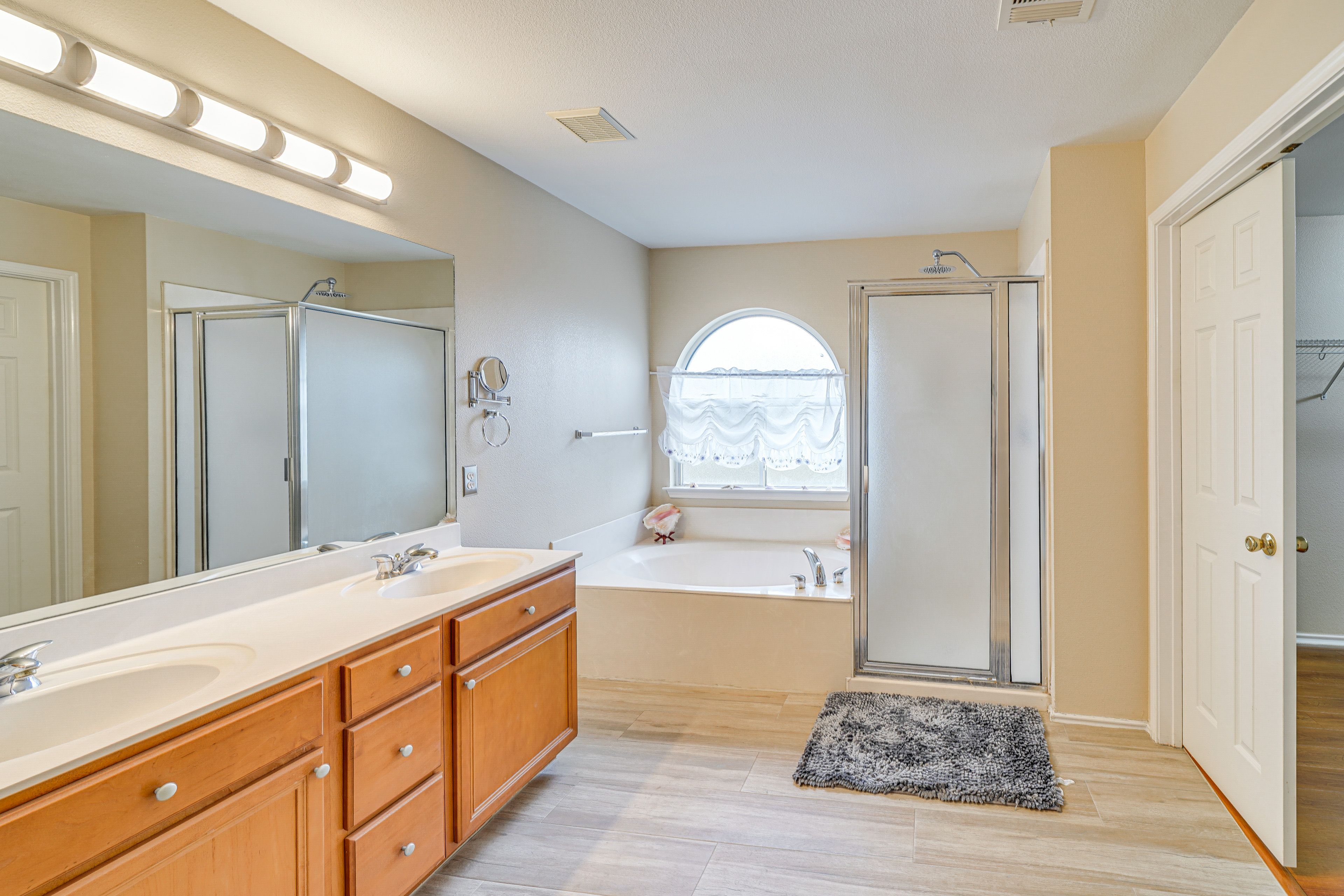 En-Suite Bathroom | Towels Provided | 2nd Floor