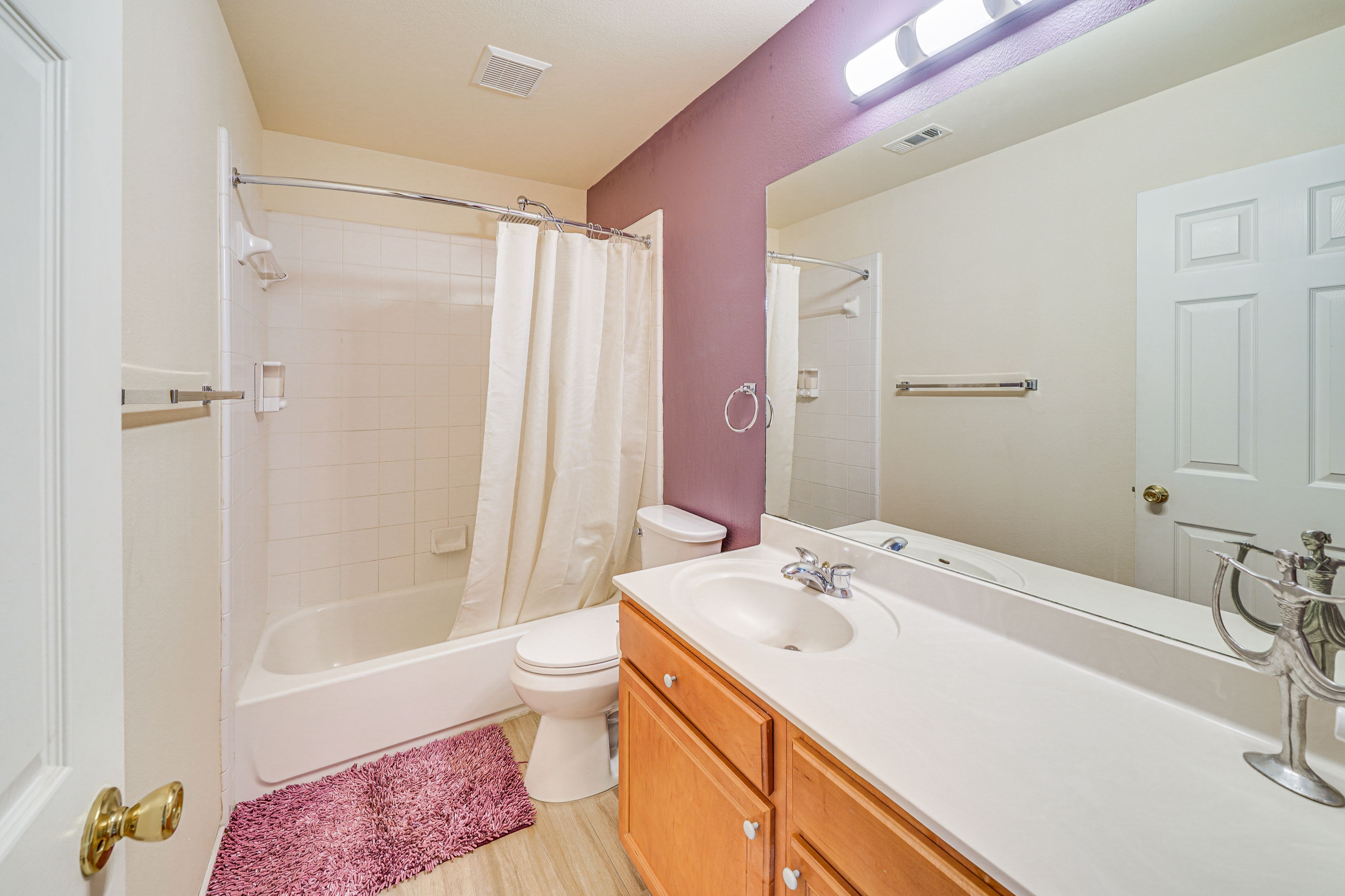 Full Bathroom | Complimentary Toiletries | 2nd Floor