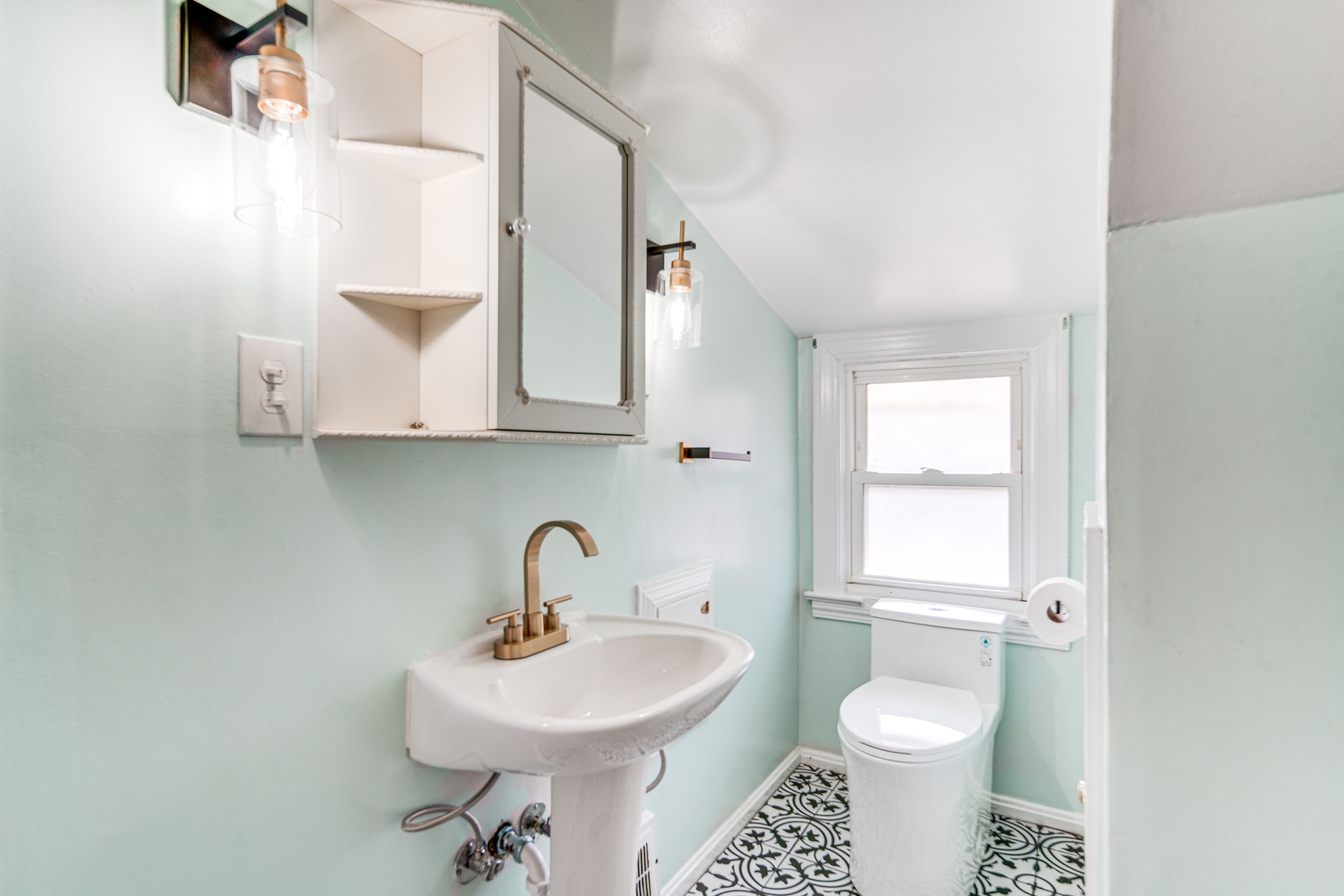 Full Bathroom | 2nd Floor