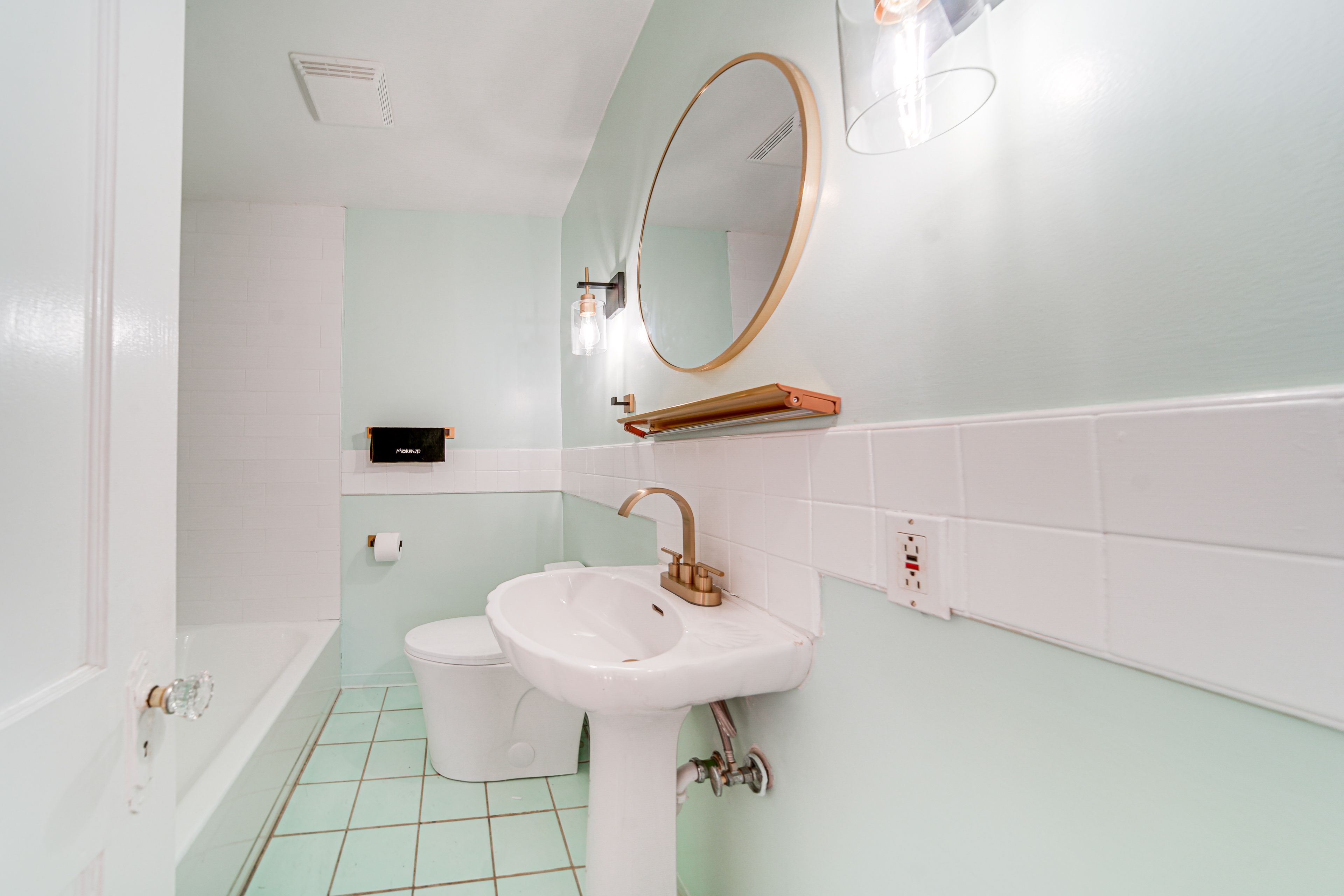 Full Bathroom | 1st Floor | Towels Provided | Complimentary Toiletries