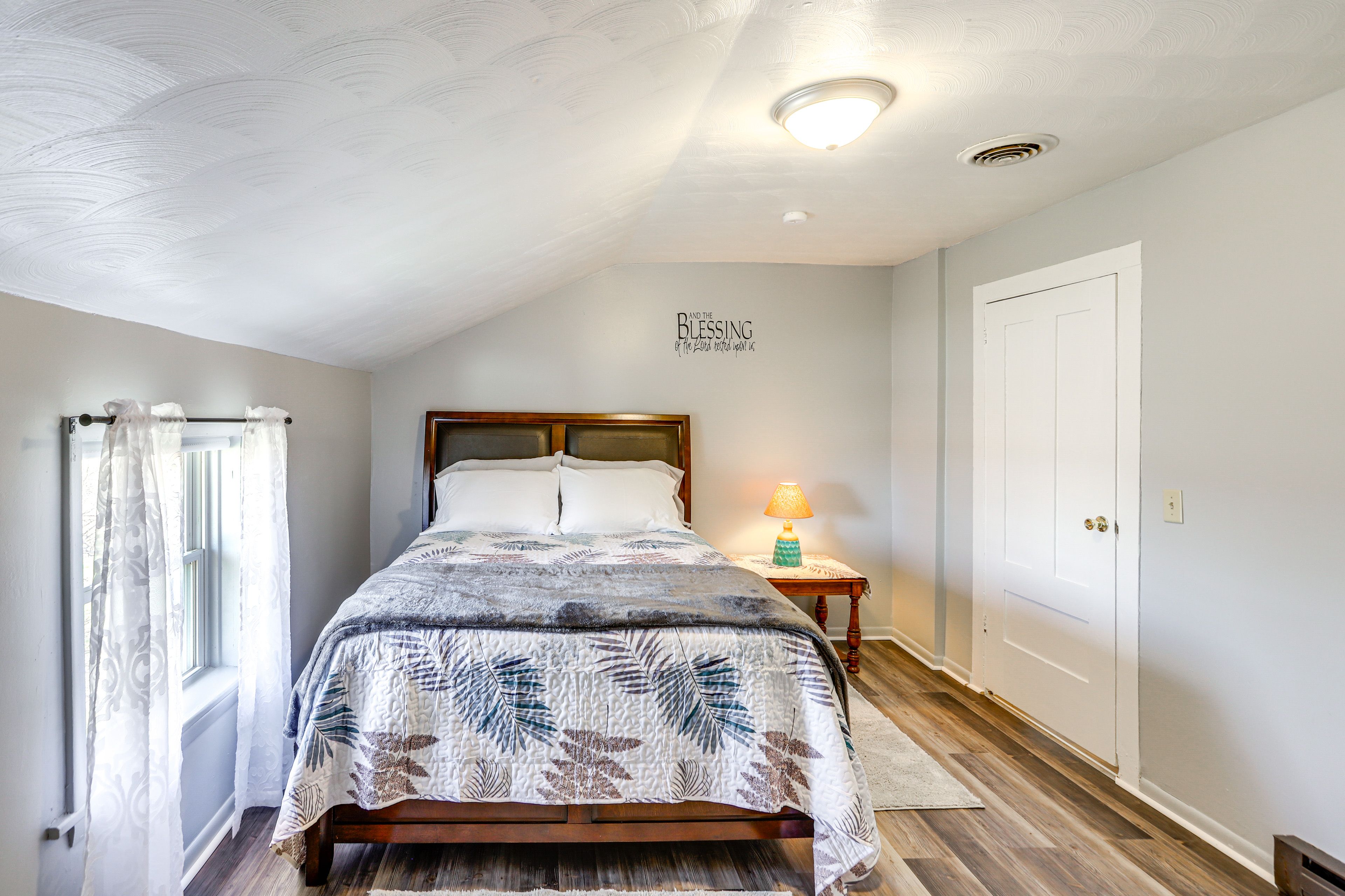 Bedroom 1 | Queen Bed