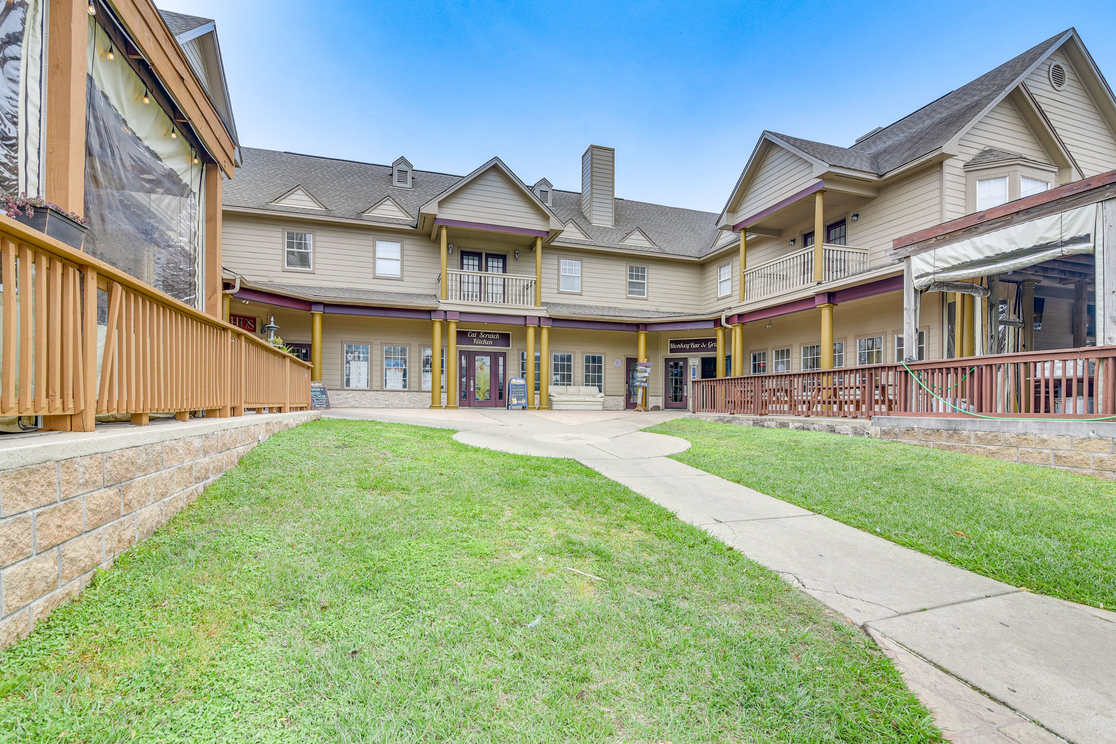 Property Exterior | On-Site Dining & Entertainment | Free Street Parking