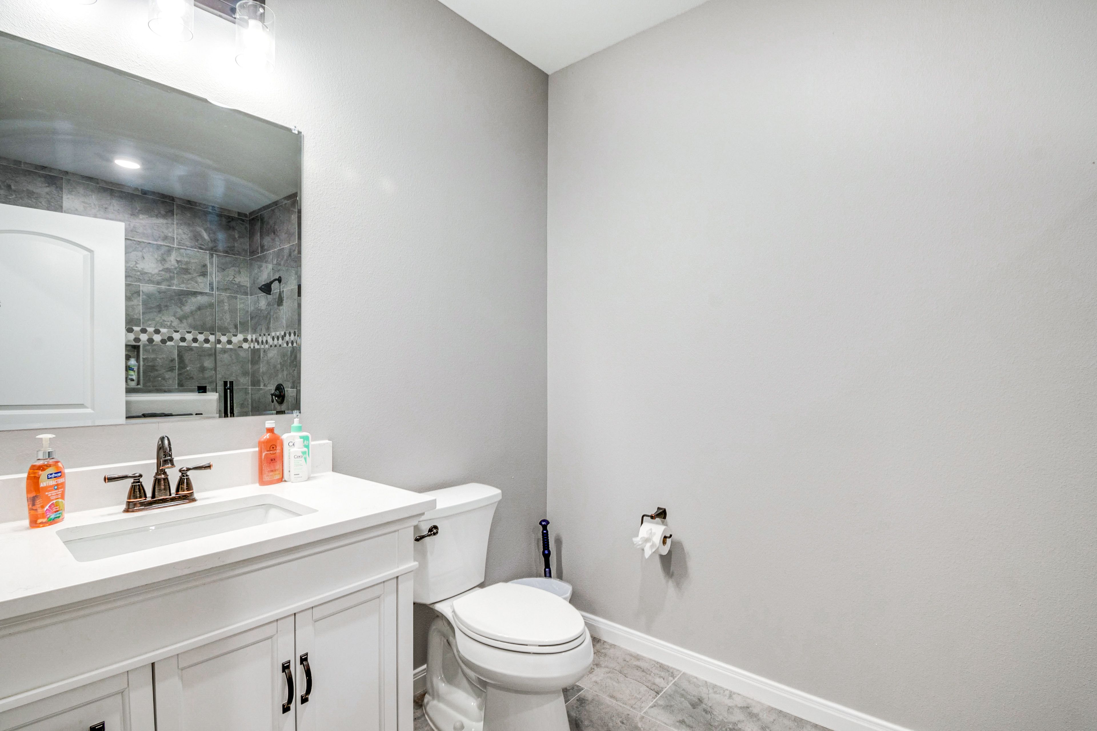 Full Bathroom | Towels Provided