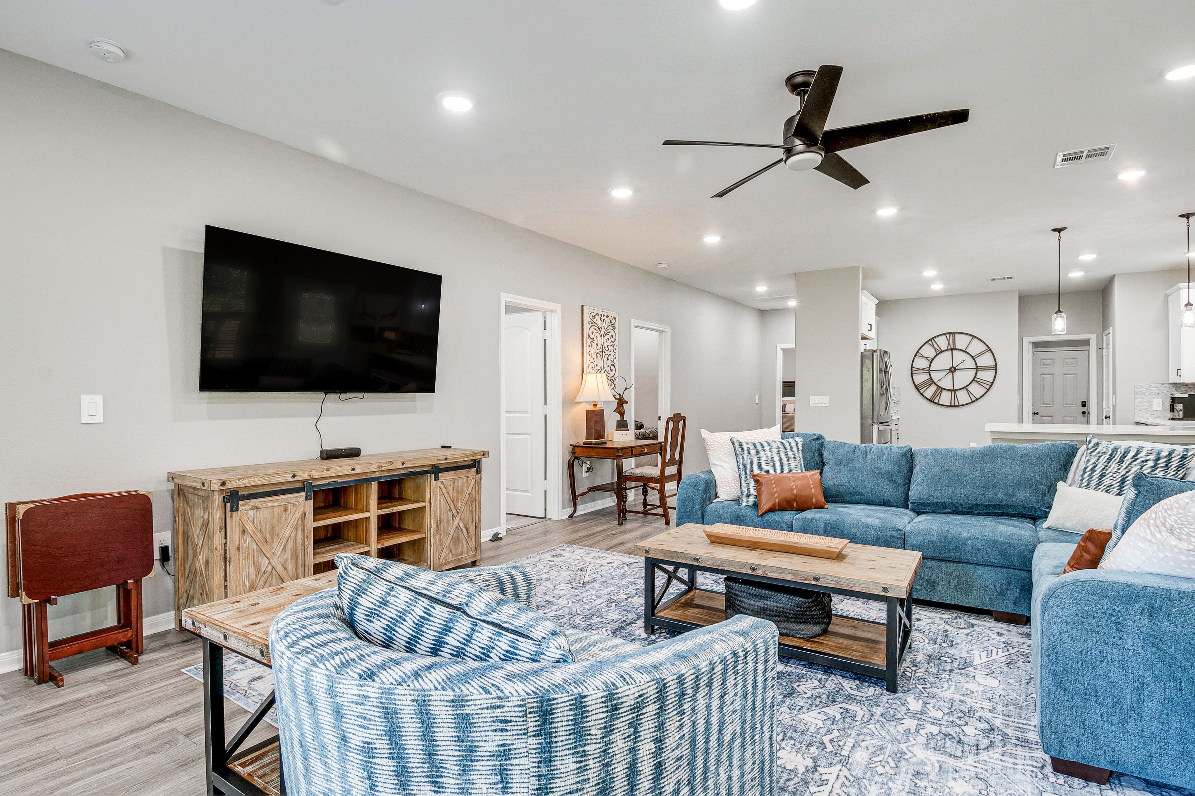 Living Room | Single-Story Home | Free WiFi | Smart TV