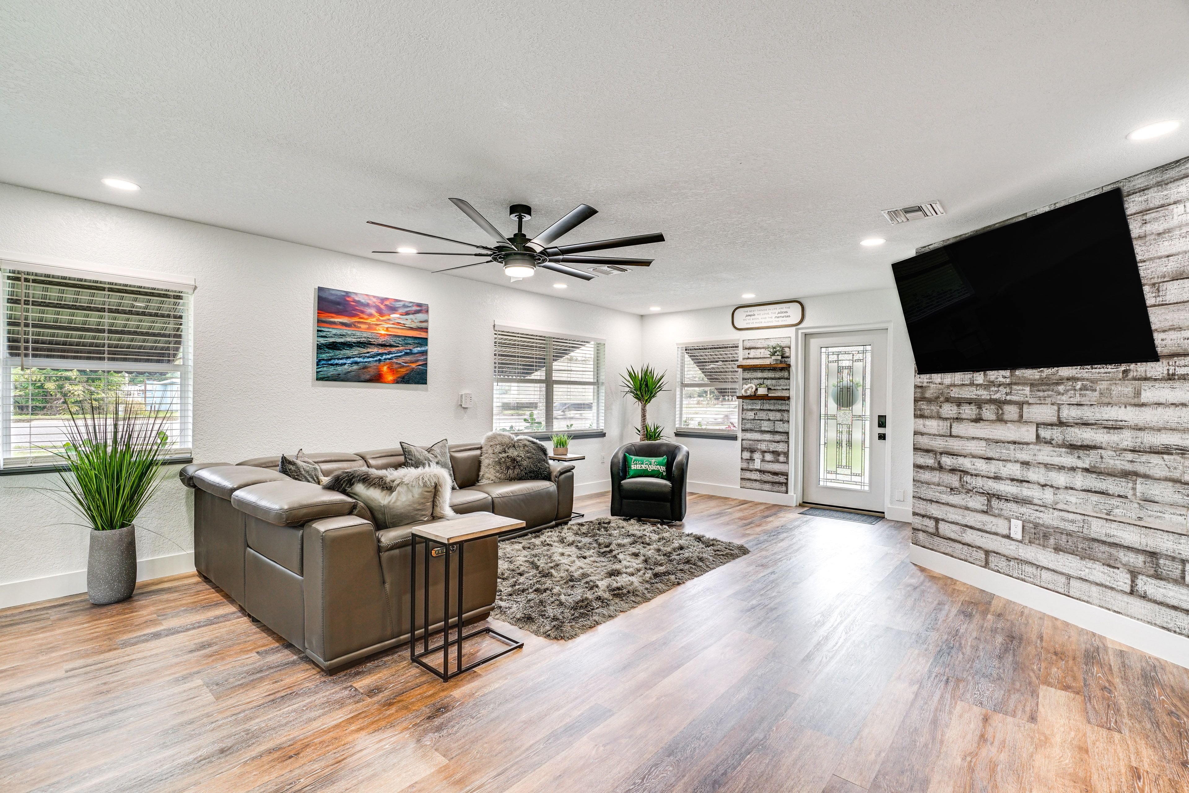 Living Room | Smart TV | Central A/C & Heating | Free WiFi