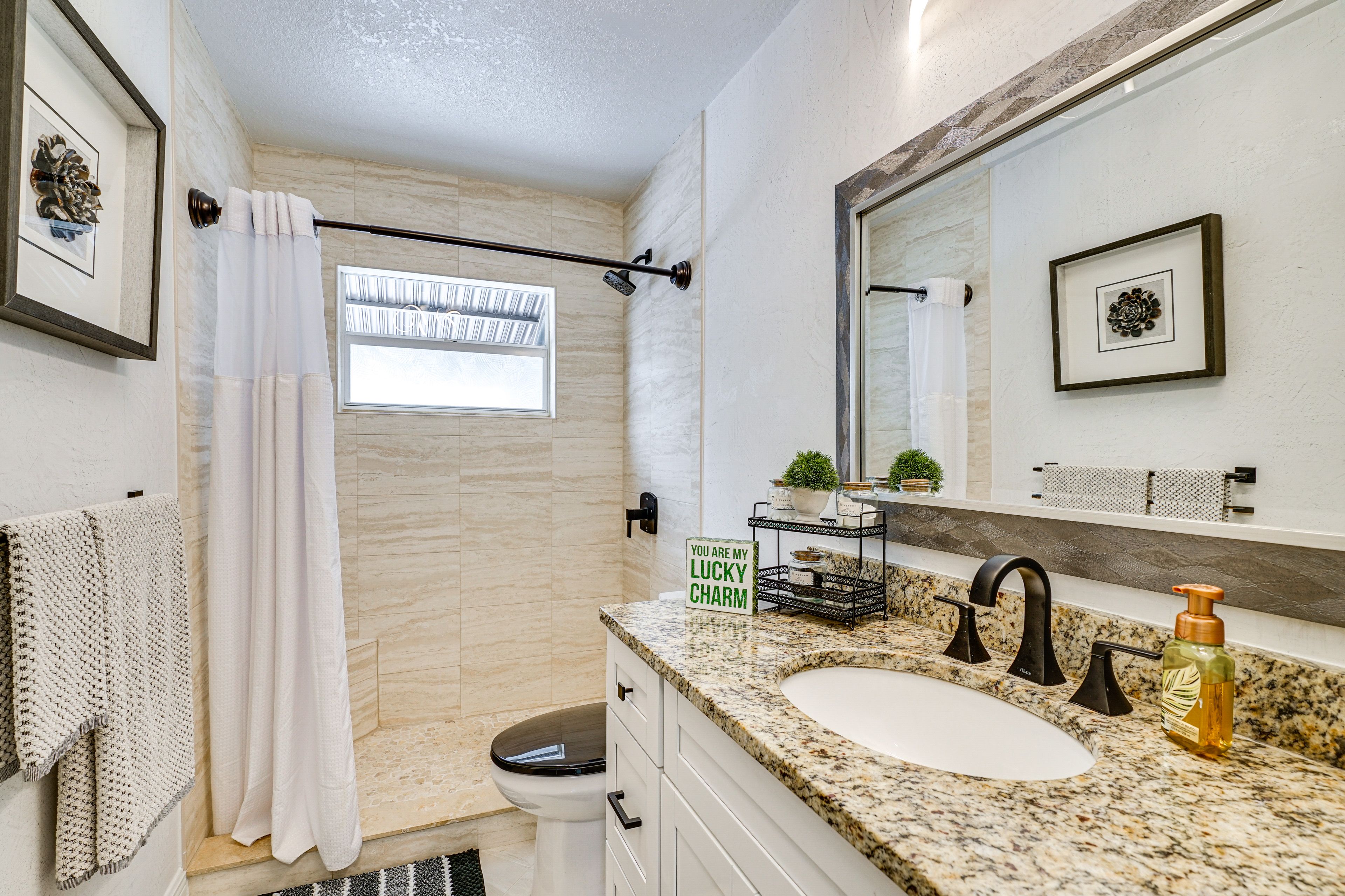 Full Bathroom | Towels Provided