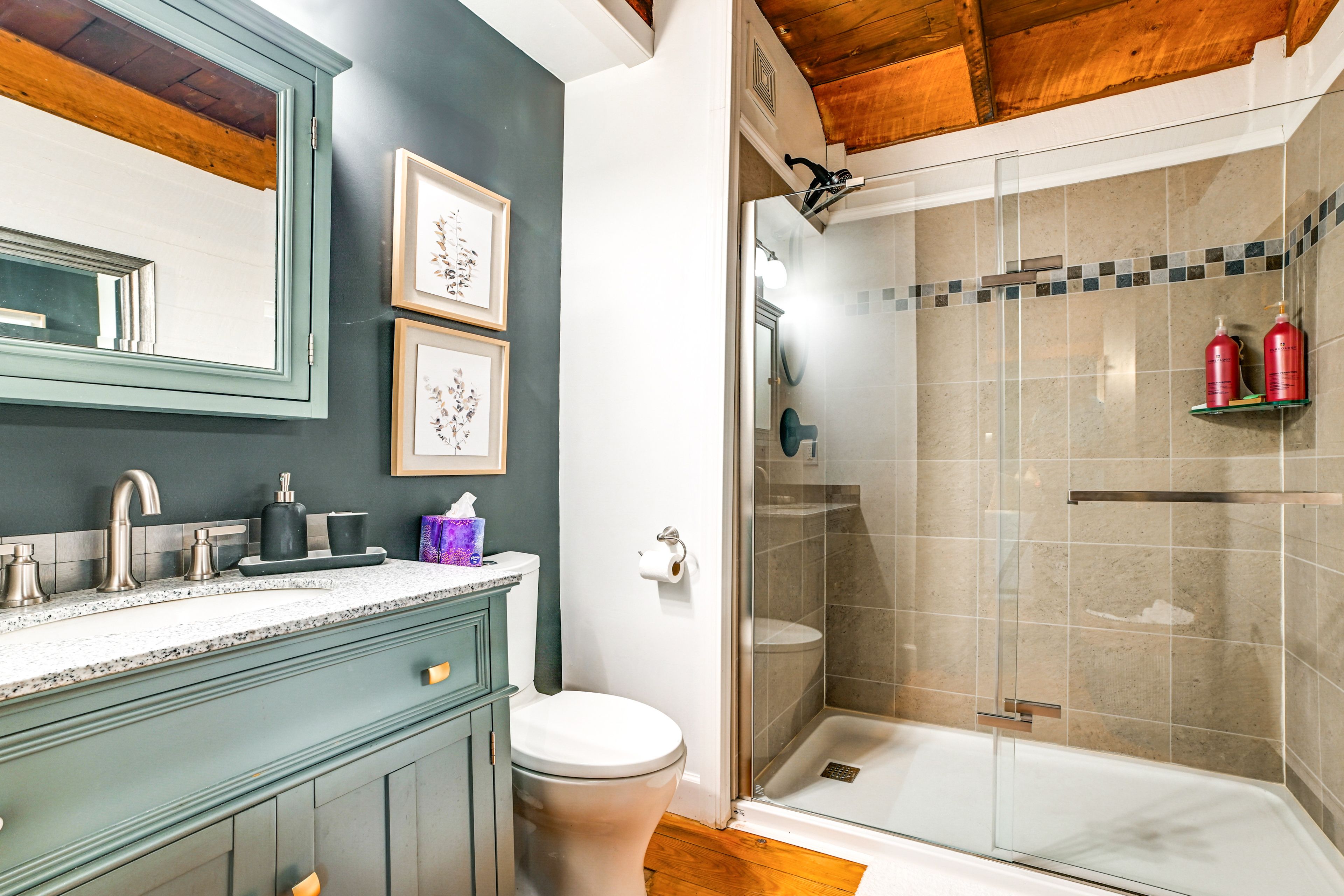 Full Bathroom | Complimentary Toiletries | 1st Floor