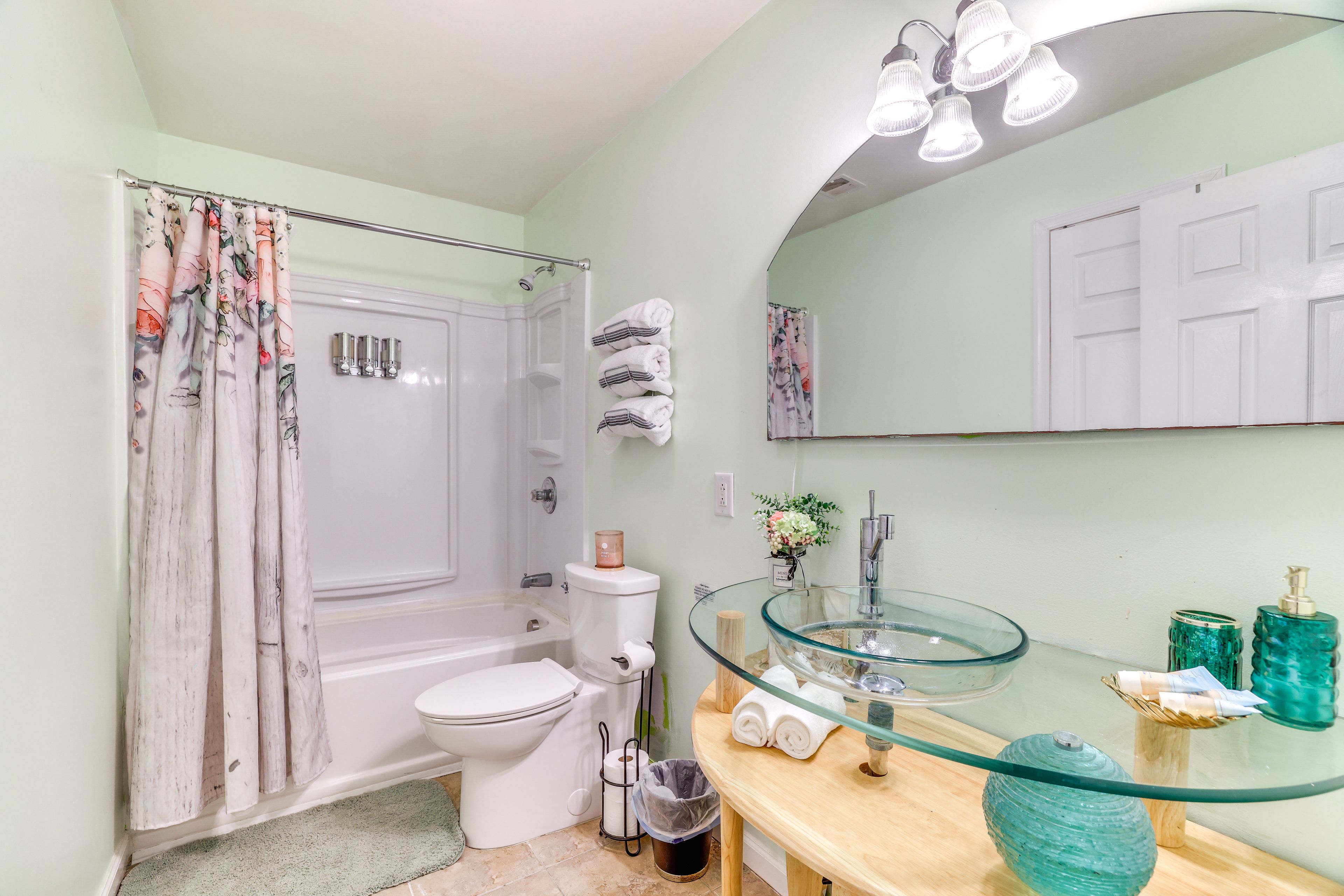 Full Bathroom | 2nd Floor | Shower/Tub Combo | Complimentary Toiletries