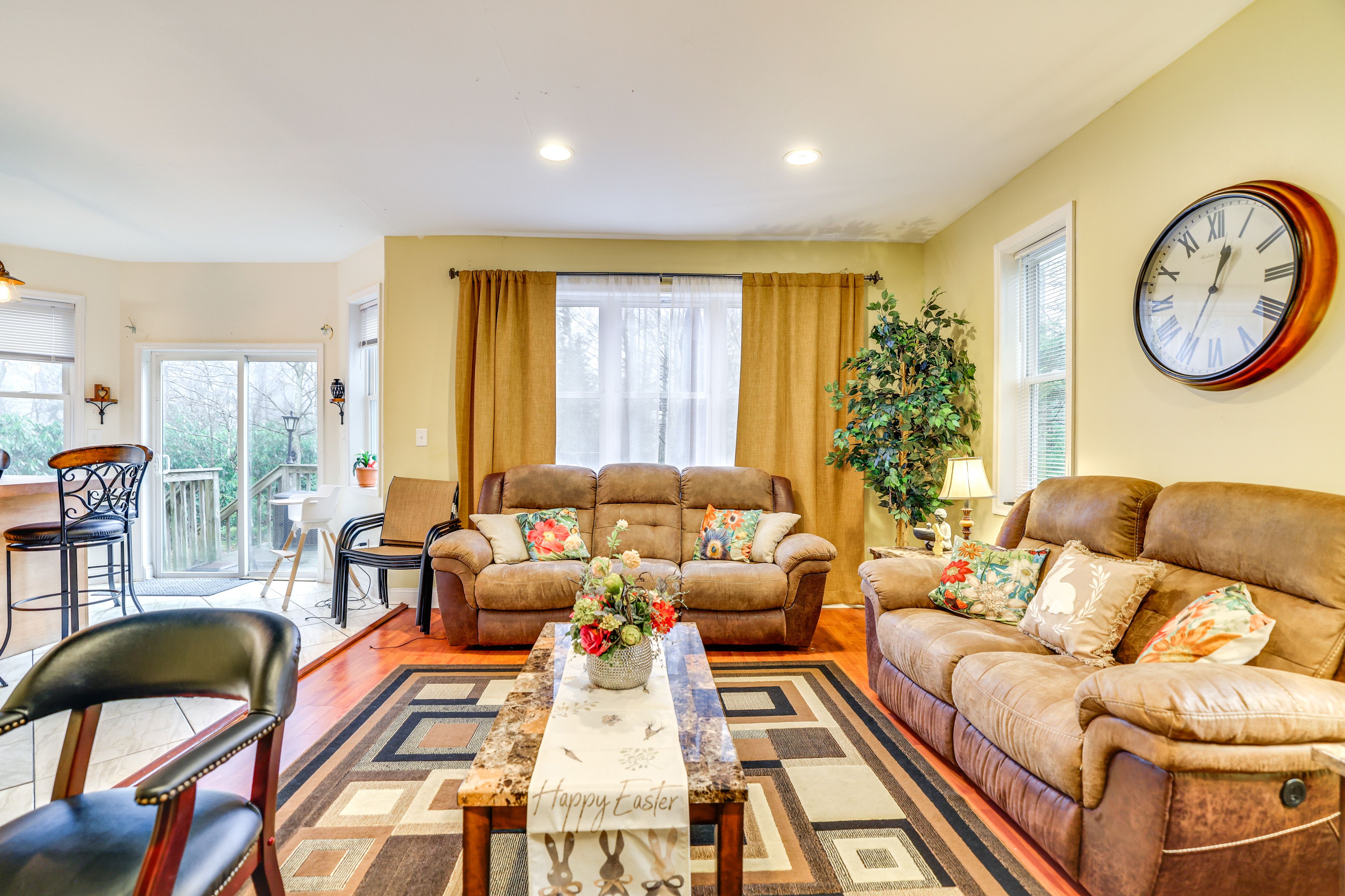 Additional Living Area | 1st Floor | Smart TV | Chess Table | Dartboard