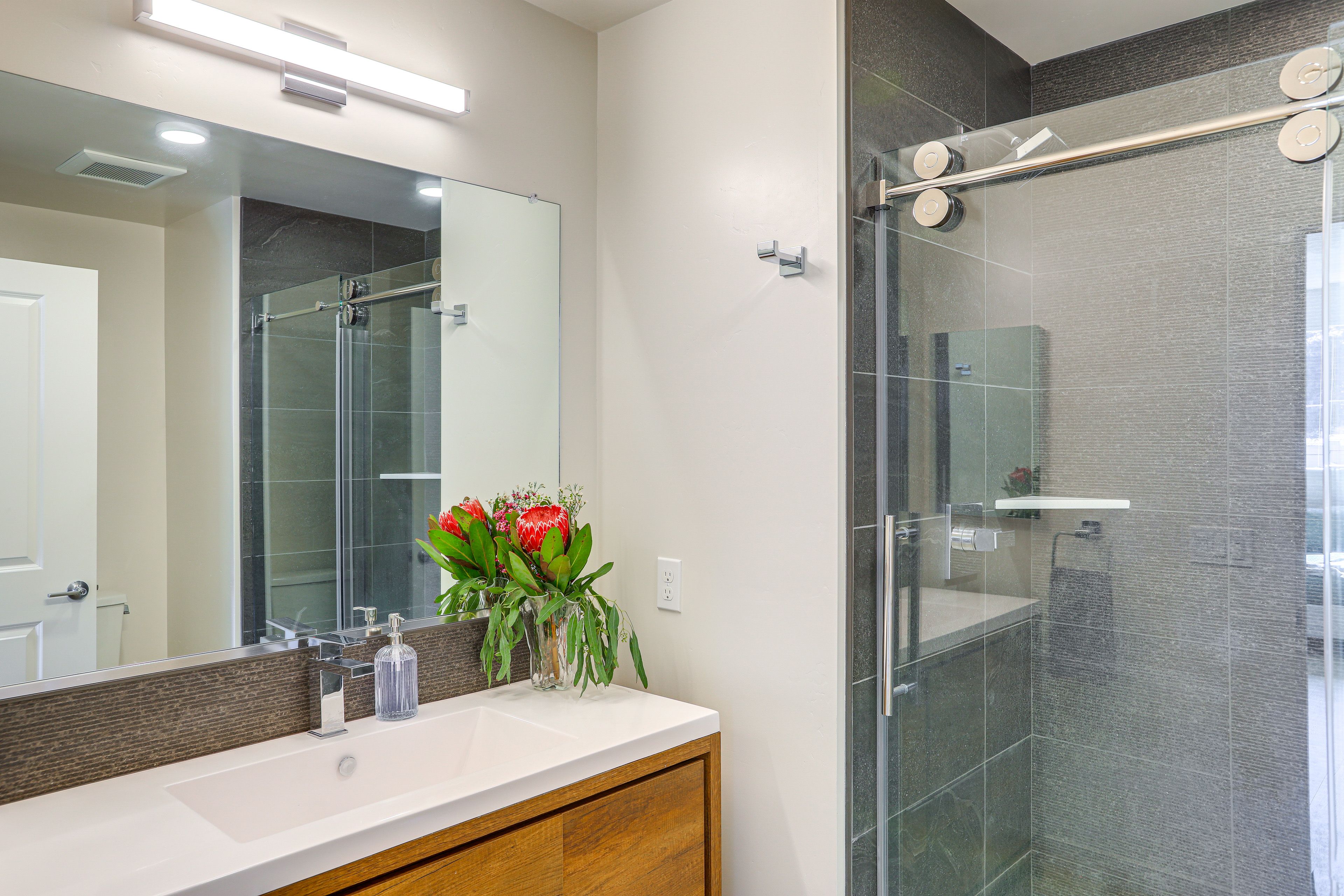 Full Bathroom | Towels Provided