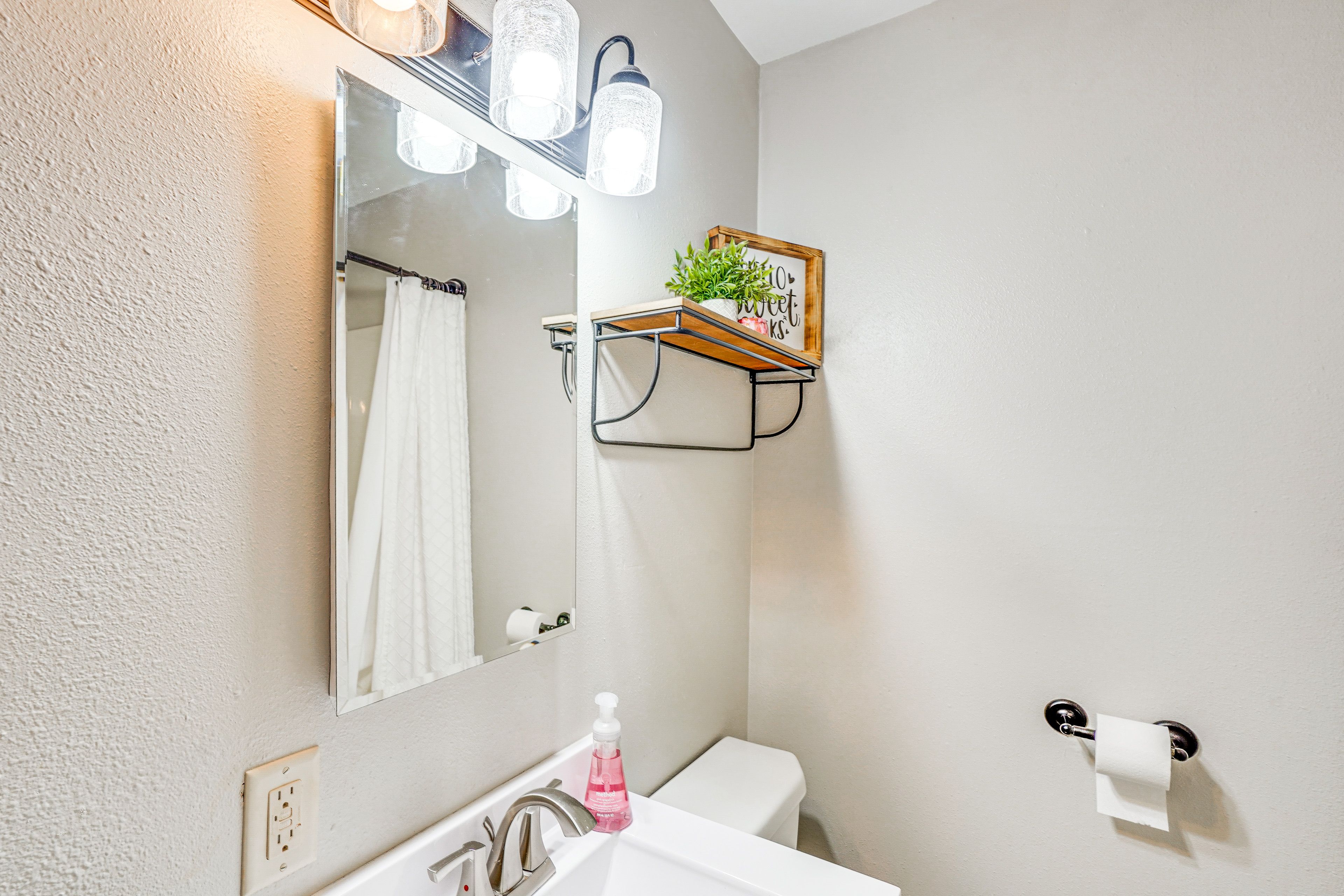 Full Bathroom | Towels Provided | Complimentary Toiletries | Main Level