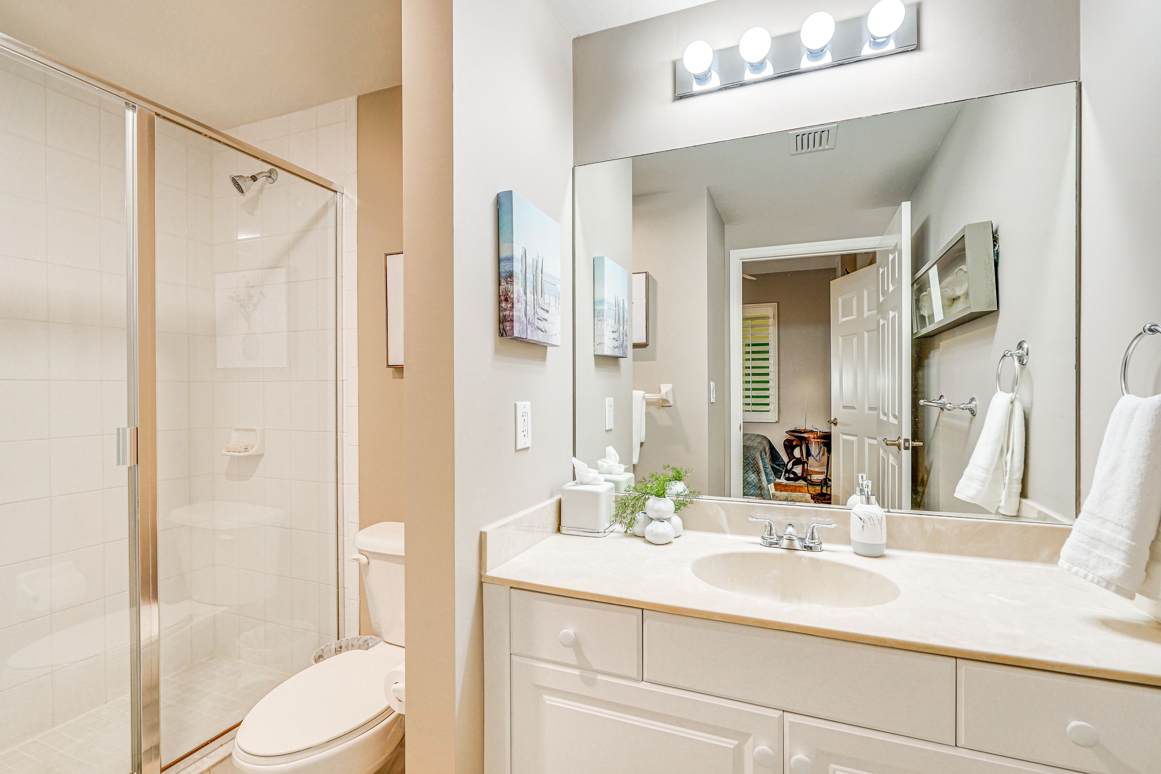 Full Bathroom | Towels Provided