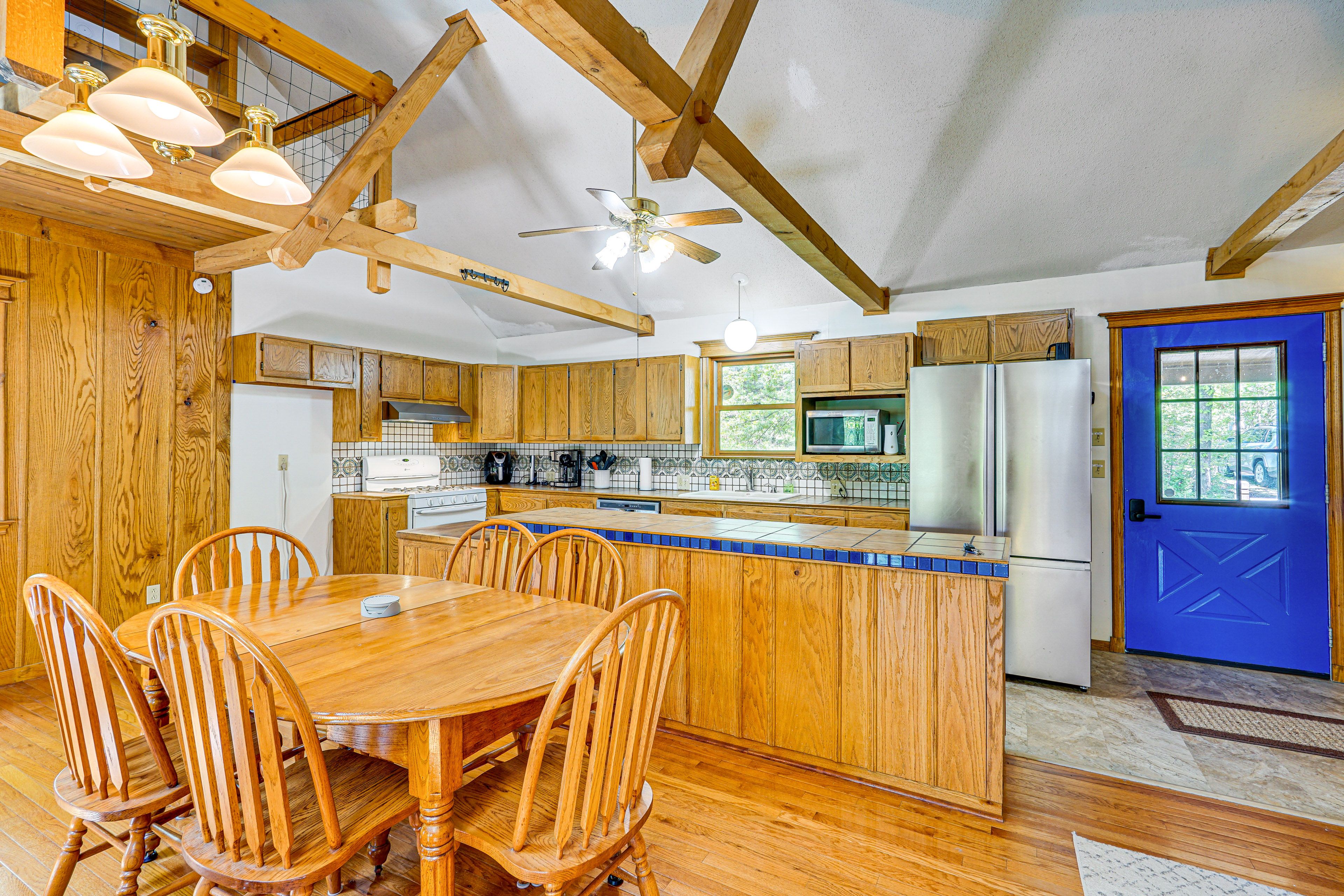 Dining Area | Fireplace | Central Air Conditioning/Heat | Free WiFi