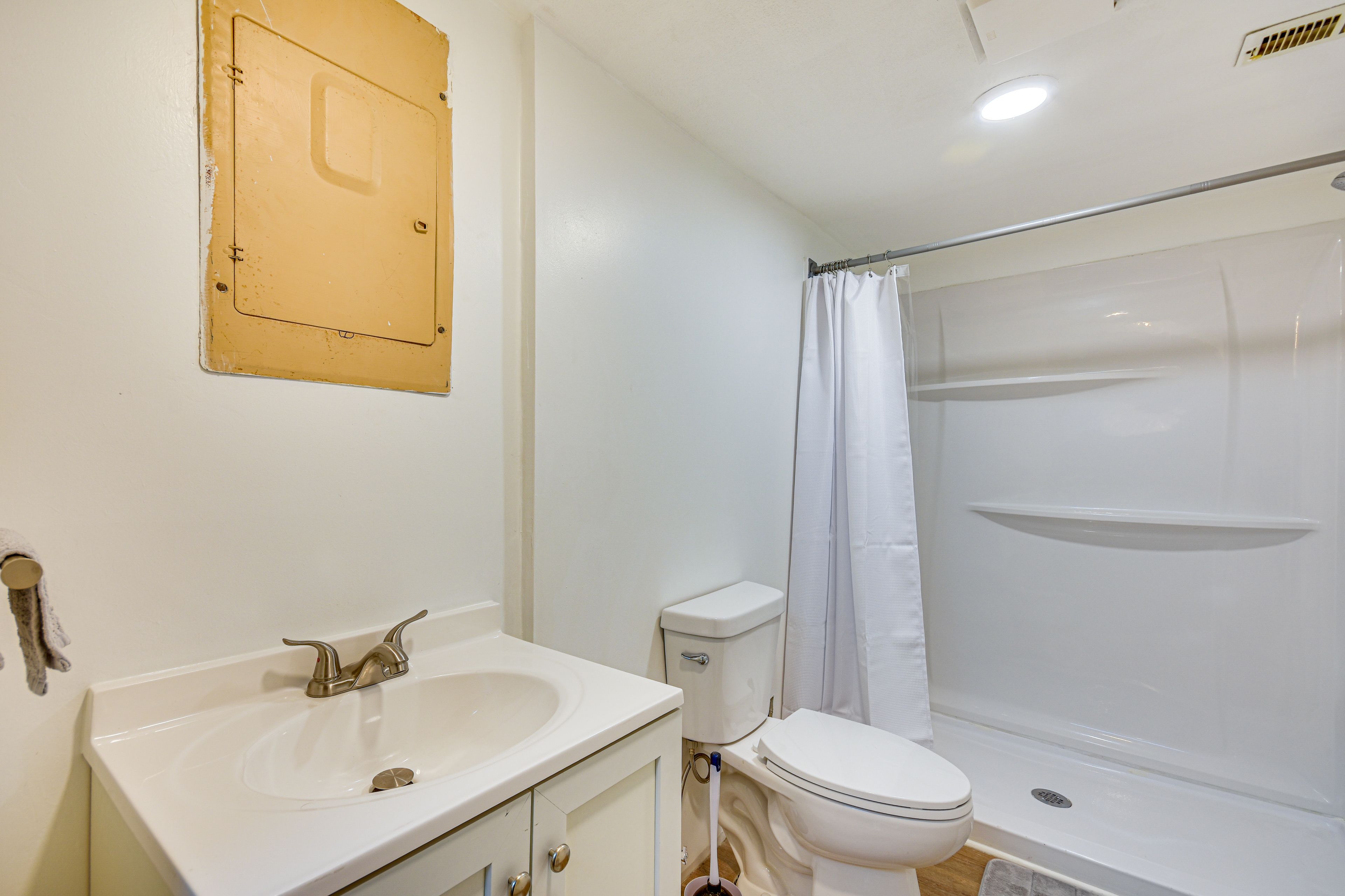 Full Bathroom | Shower | Complimentary Toiletries | 1st Floor