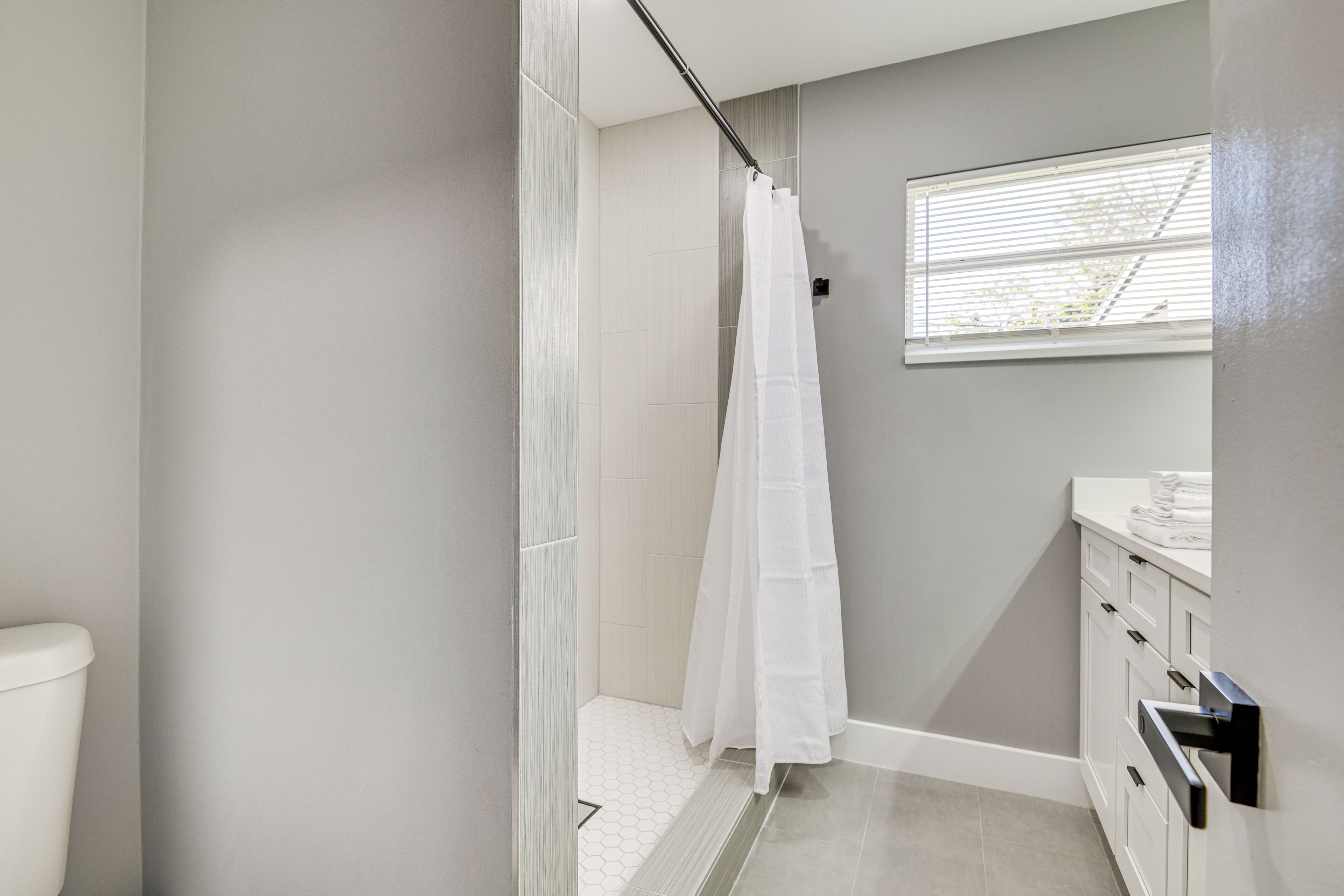 Full Bathroom | Towels Provided