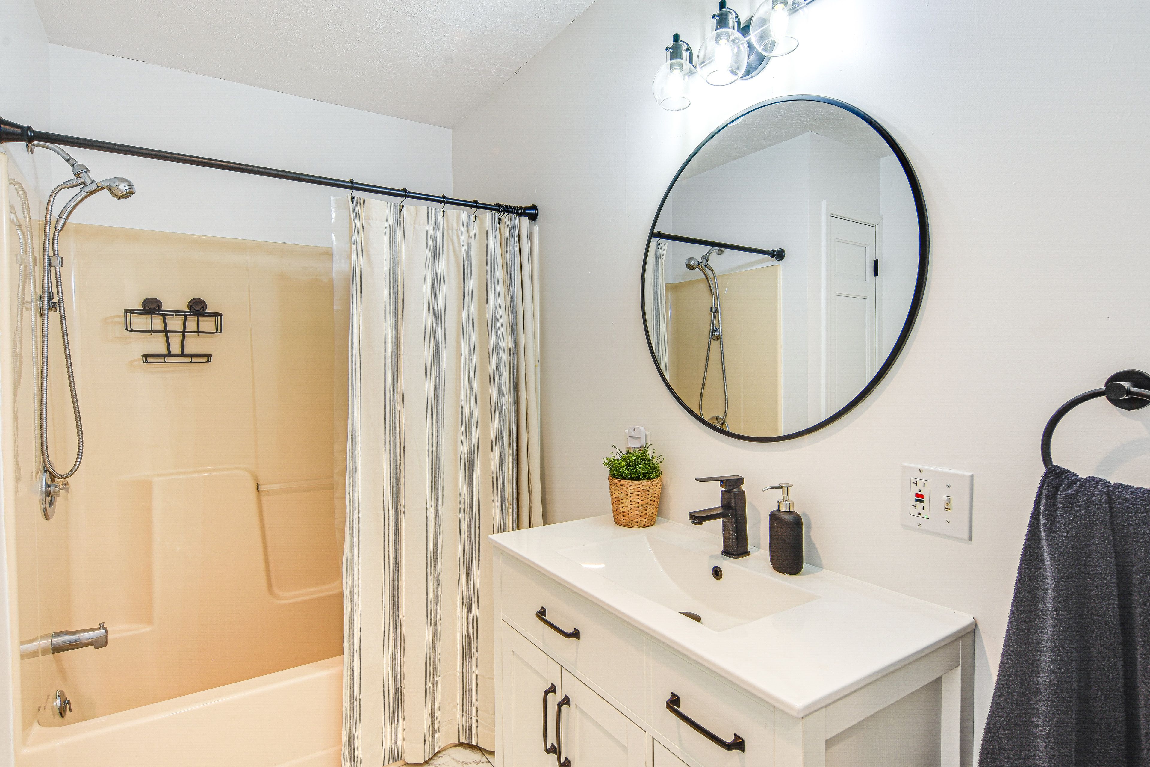 Full Bathroom | 1st Floor | Towels Provided | Complimentary Toiletries