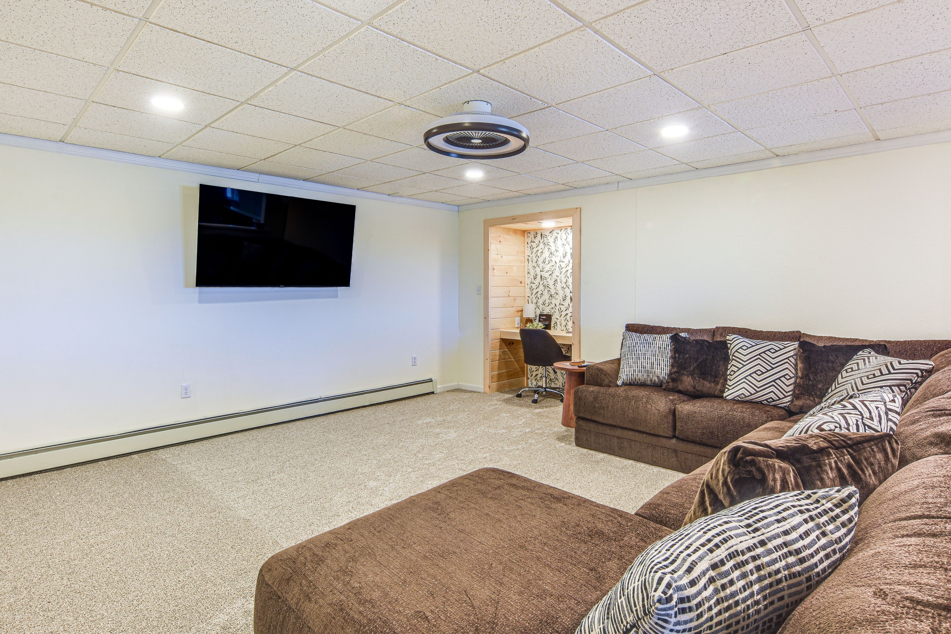 Family Room | Basement | Smart TV | WFH Desk