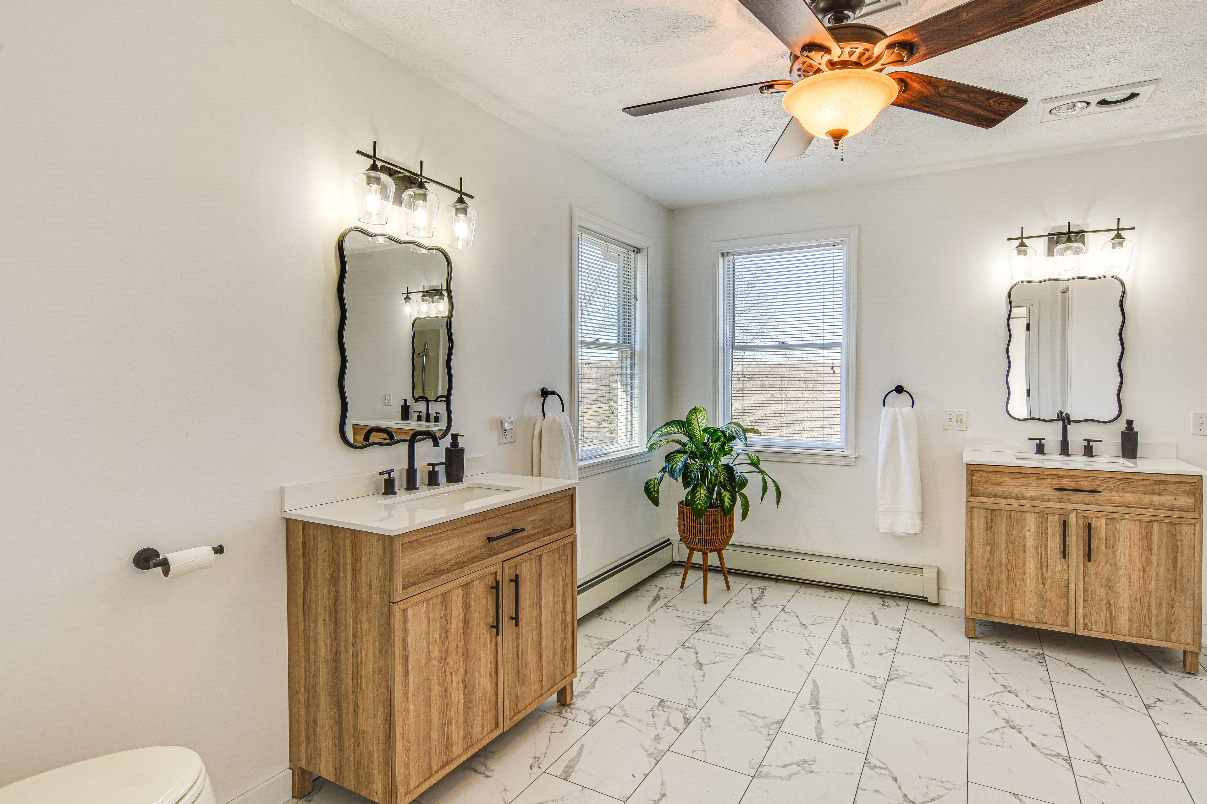 Full Bathroom | 1st Floor | Hair Dryer