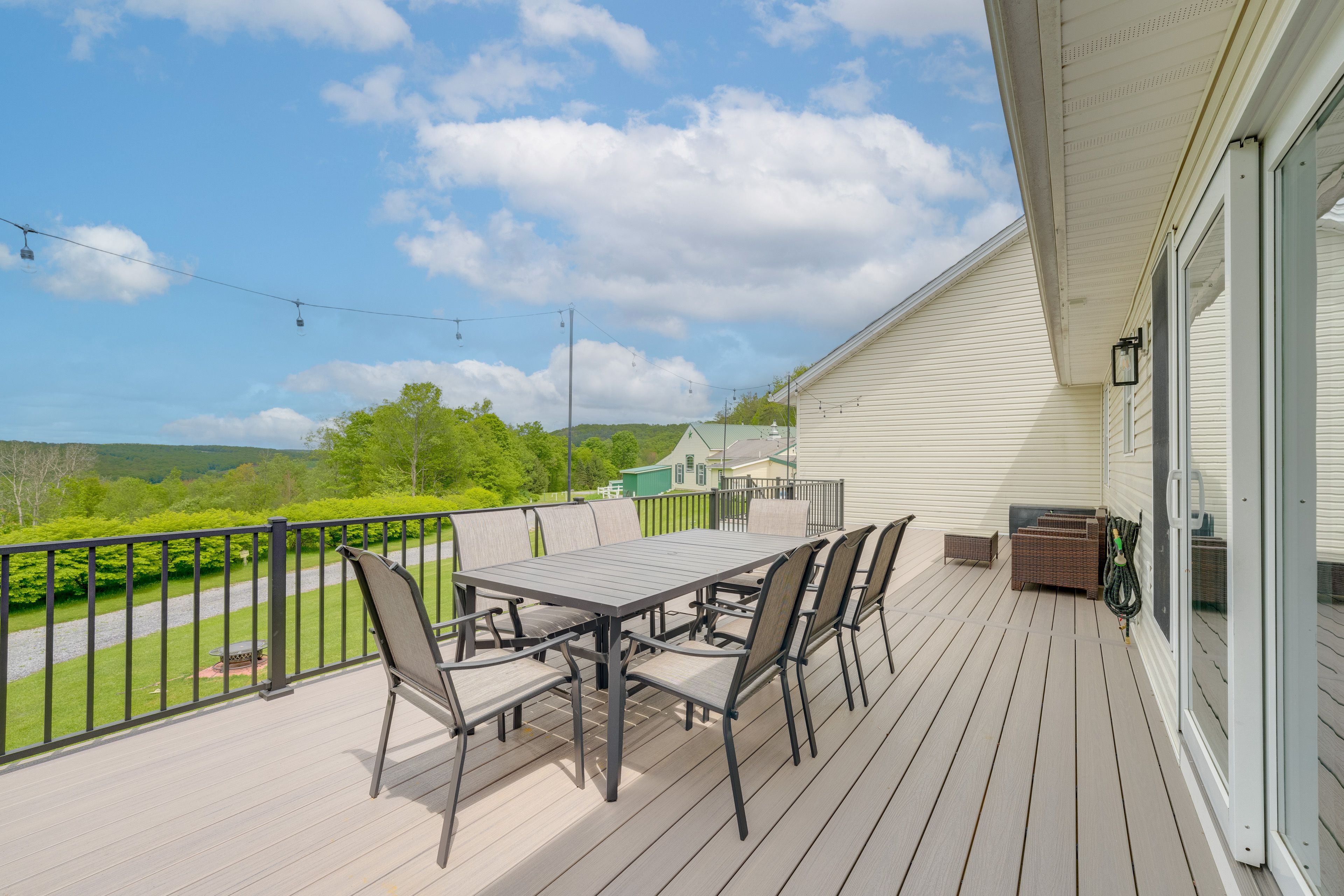Deck | Gas/Charcoal Grill (Charcoal Not Provided)