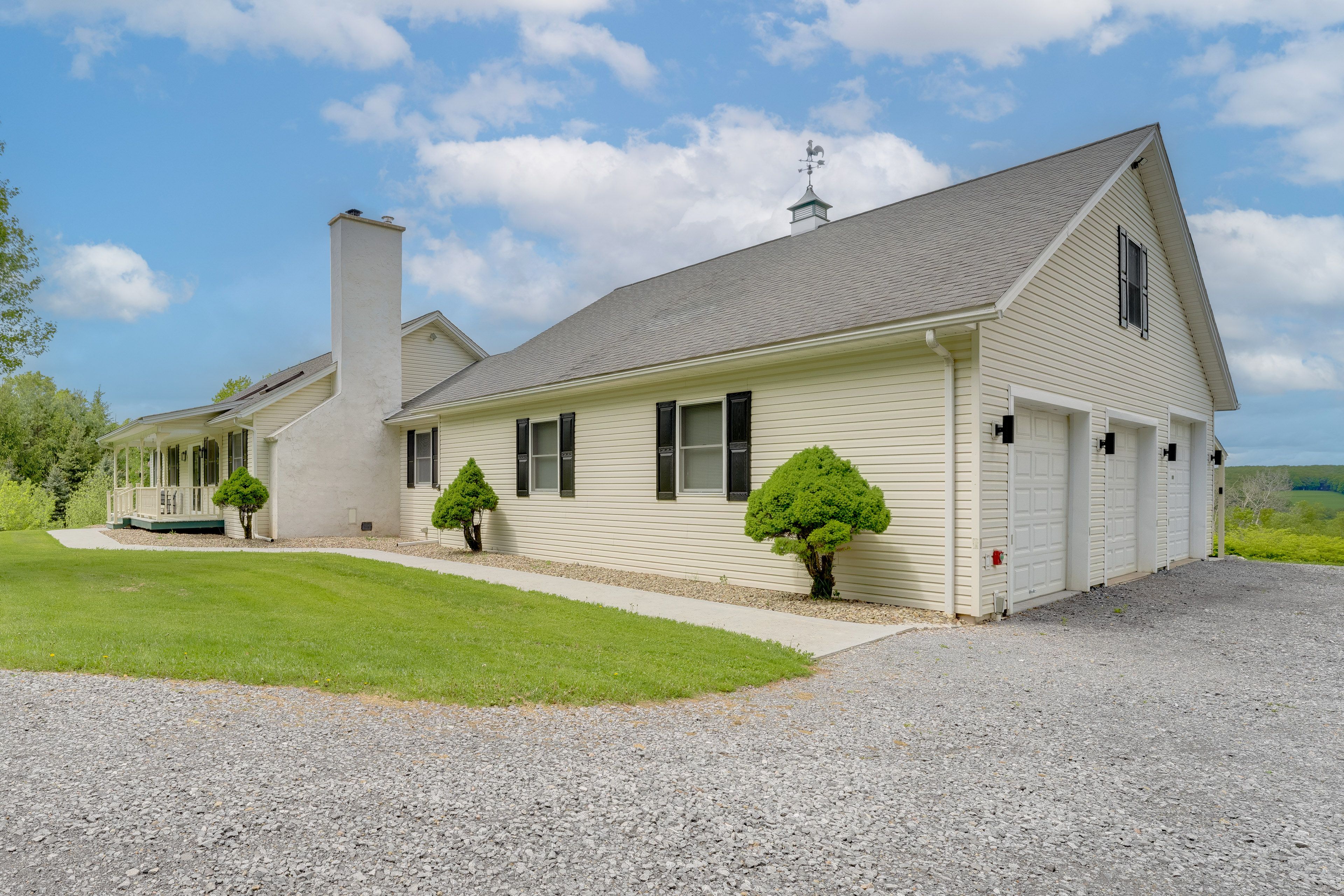 Parking | Garage (2 Vehicles) | Gravel Driveway (5 Vehicles) | RV/Trailer