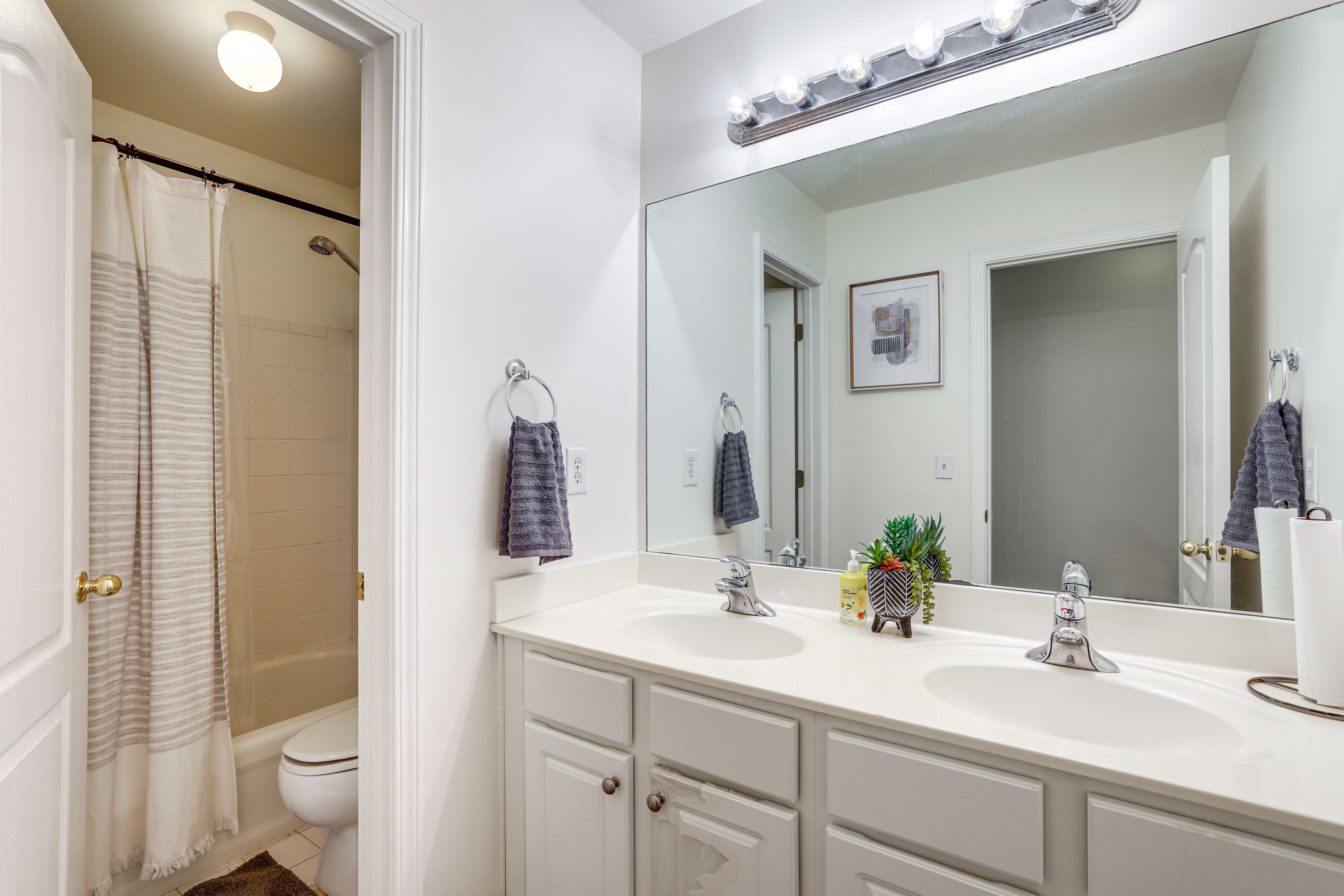 Full Bathroom | 2nd Floor | Complimentary Toiletries