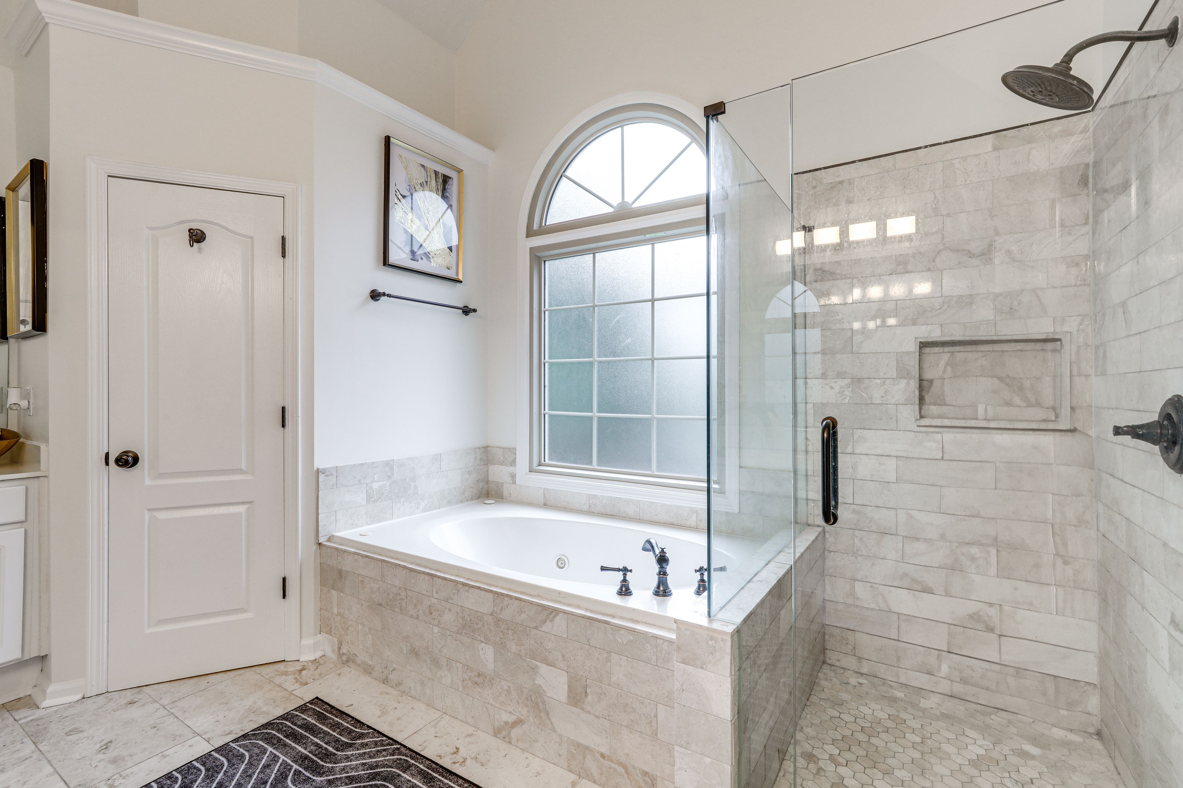 En-Suite Bathroom | 2nd Floor | Jetted Tub | Towels Provided