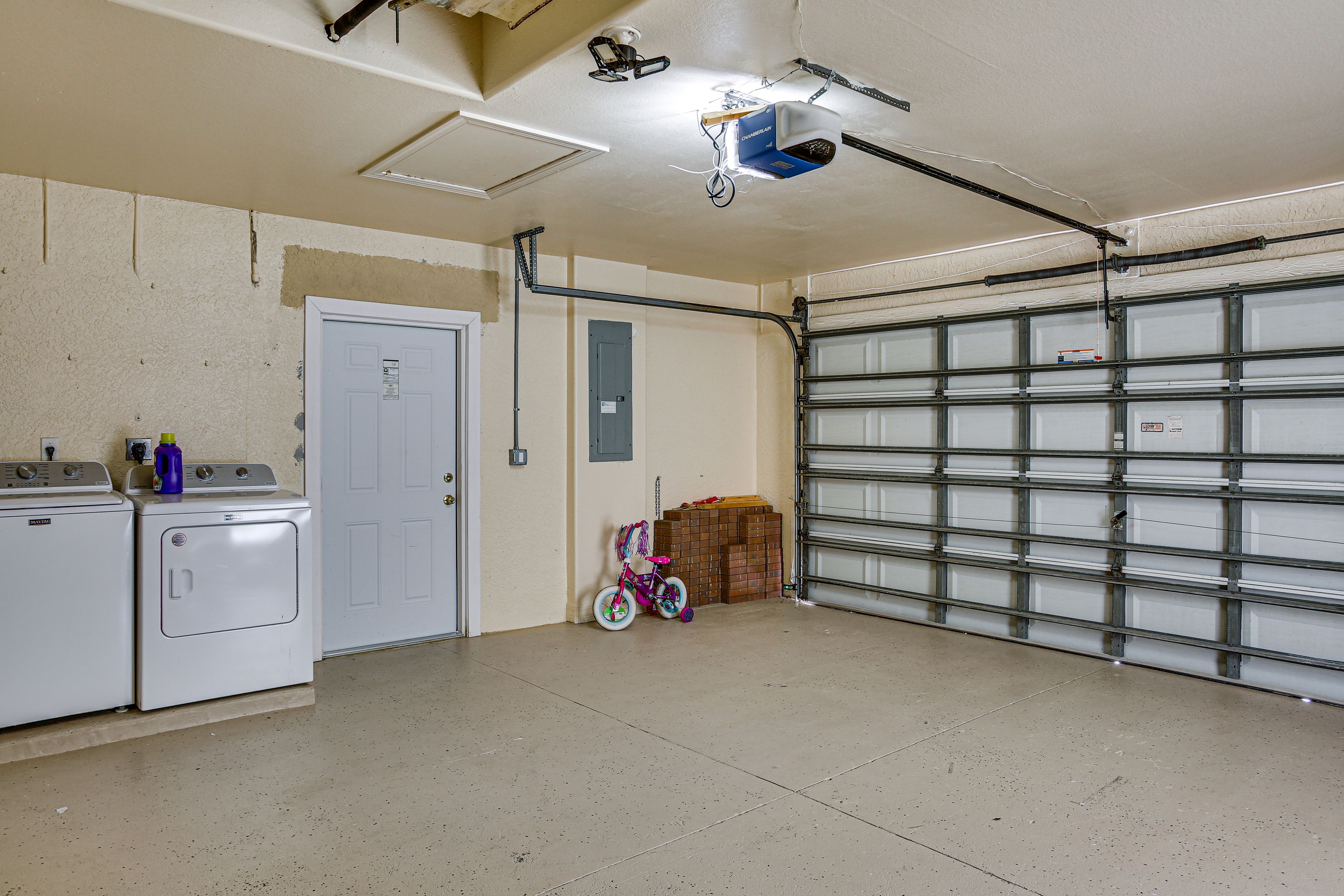 Garage | 2 Vehicles | Driveway | 4 Vehicles