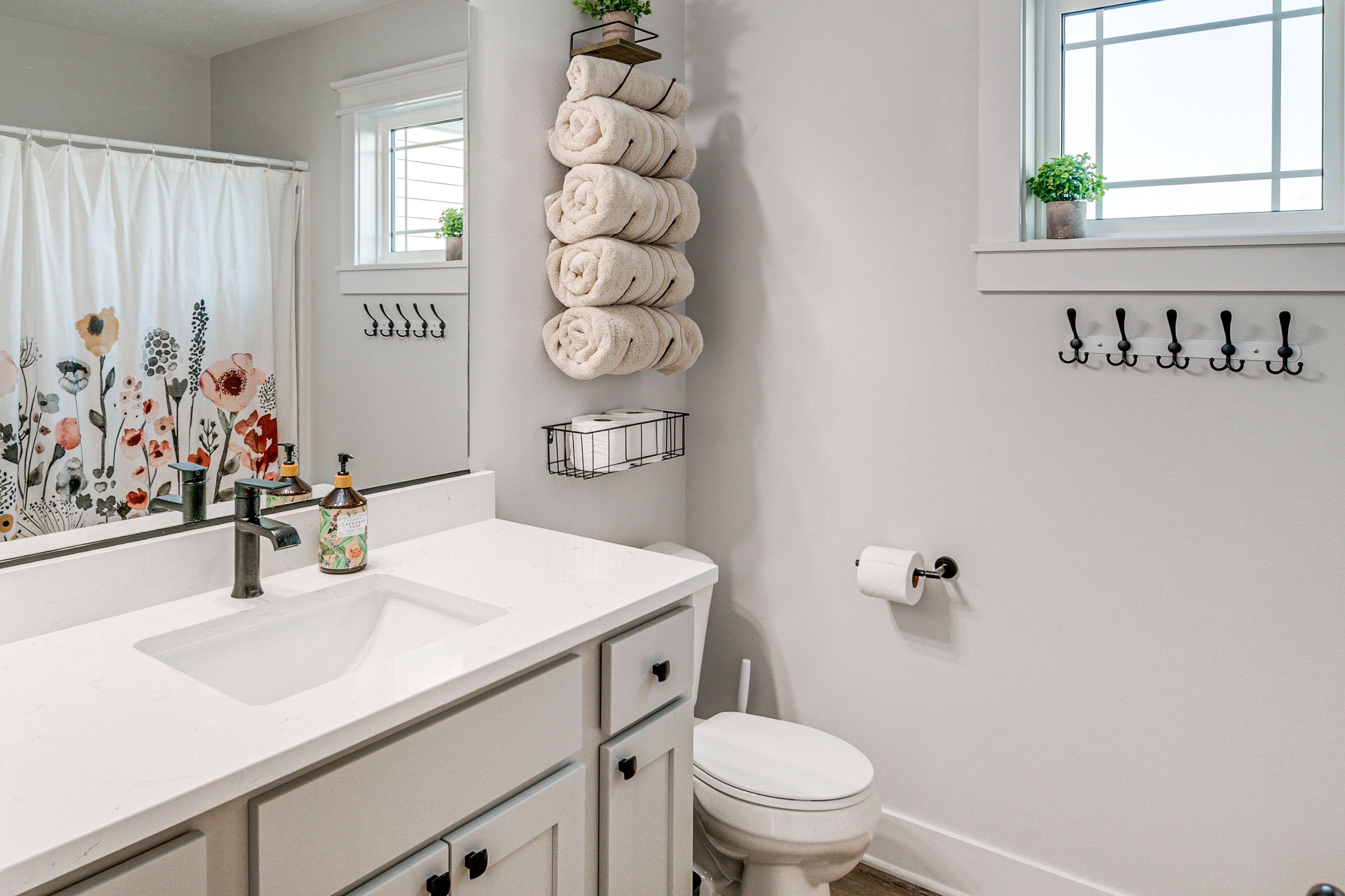 Full Bath | Complimentary Toiletries | Upper Level