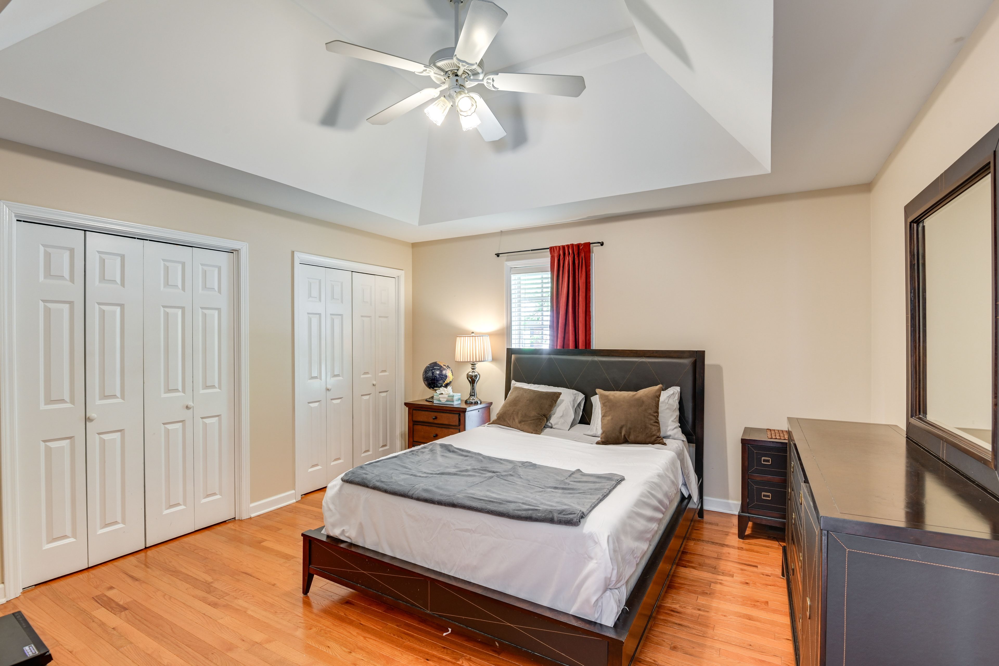 Bedroom 1 | Queen Bed | Smart TV