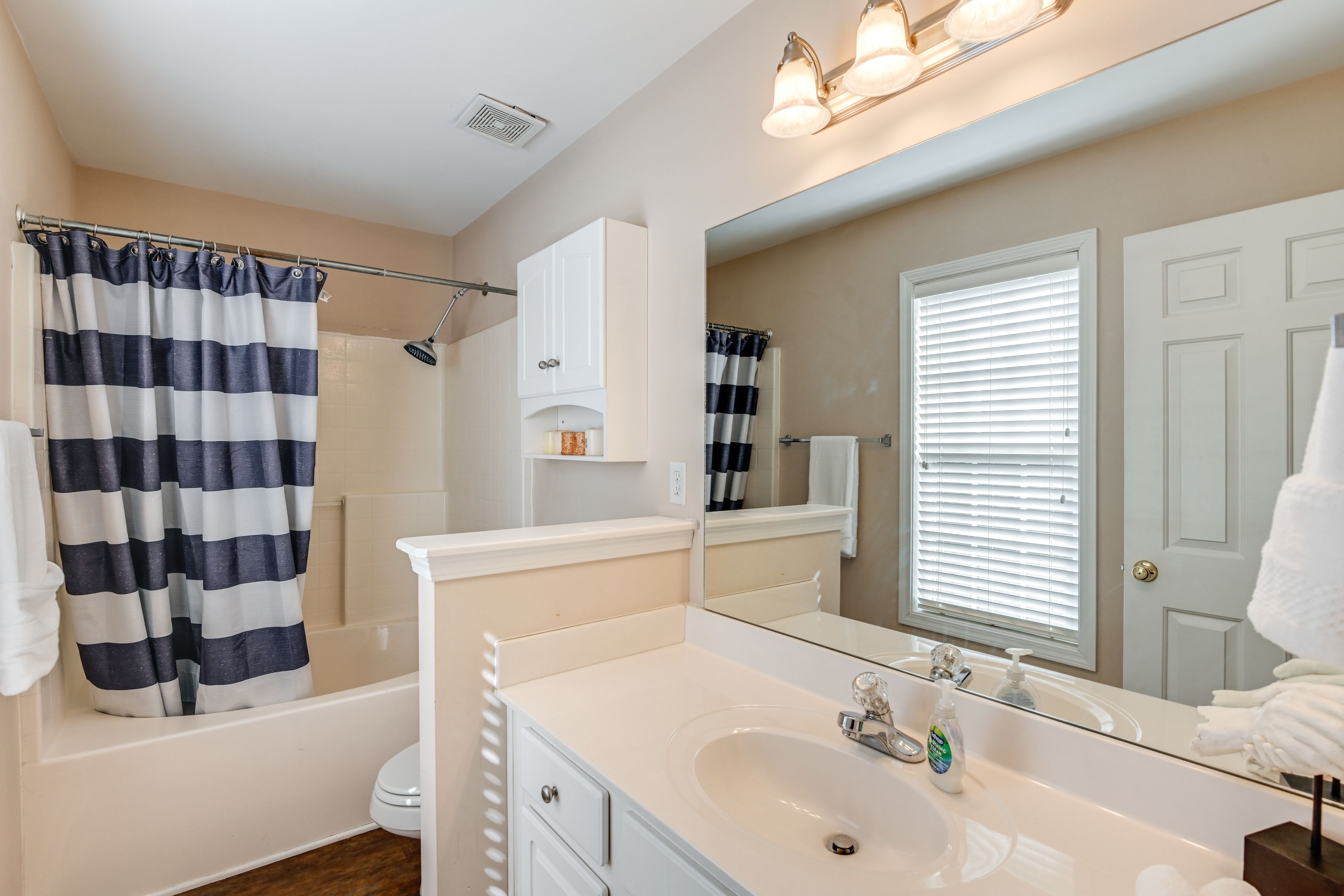 Full Bathroom | Complimentary Toiletries