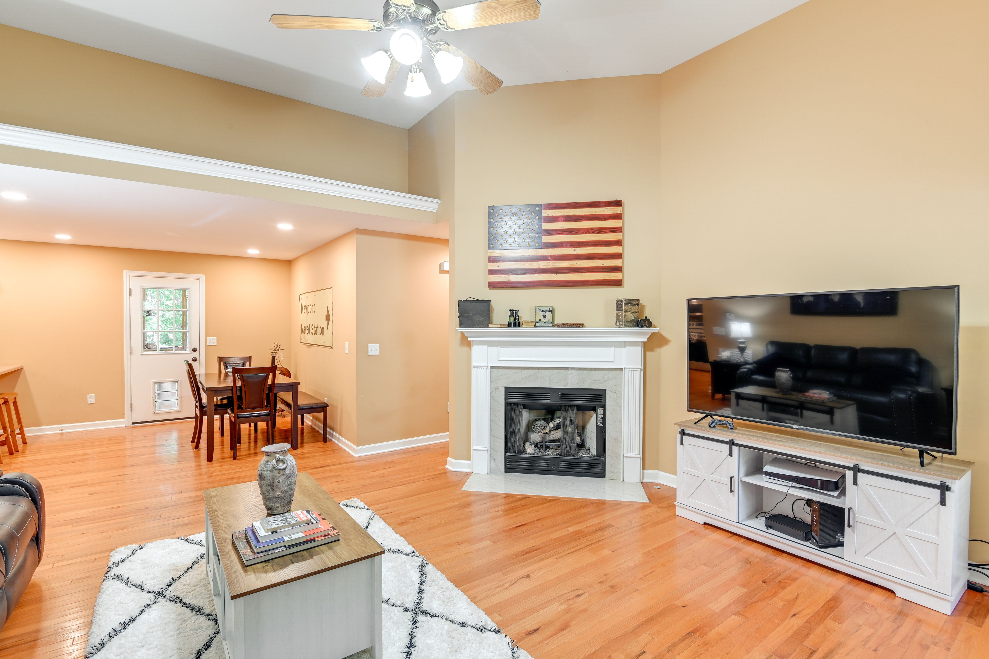 Living Room | Single-Story Home | Playstation 5 | Free WiFi | Central A/C & Heat