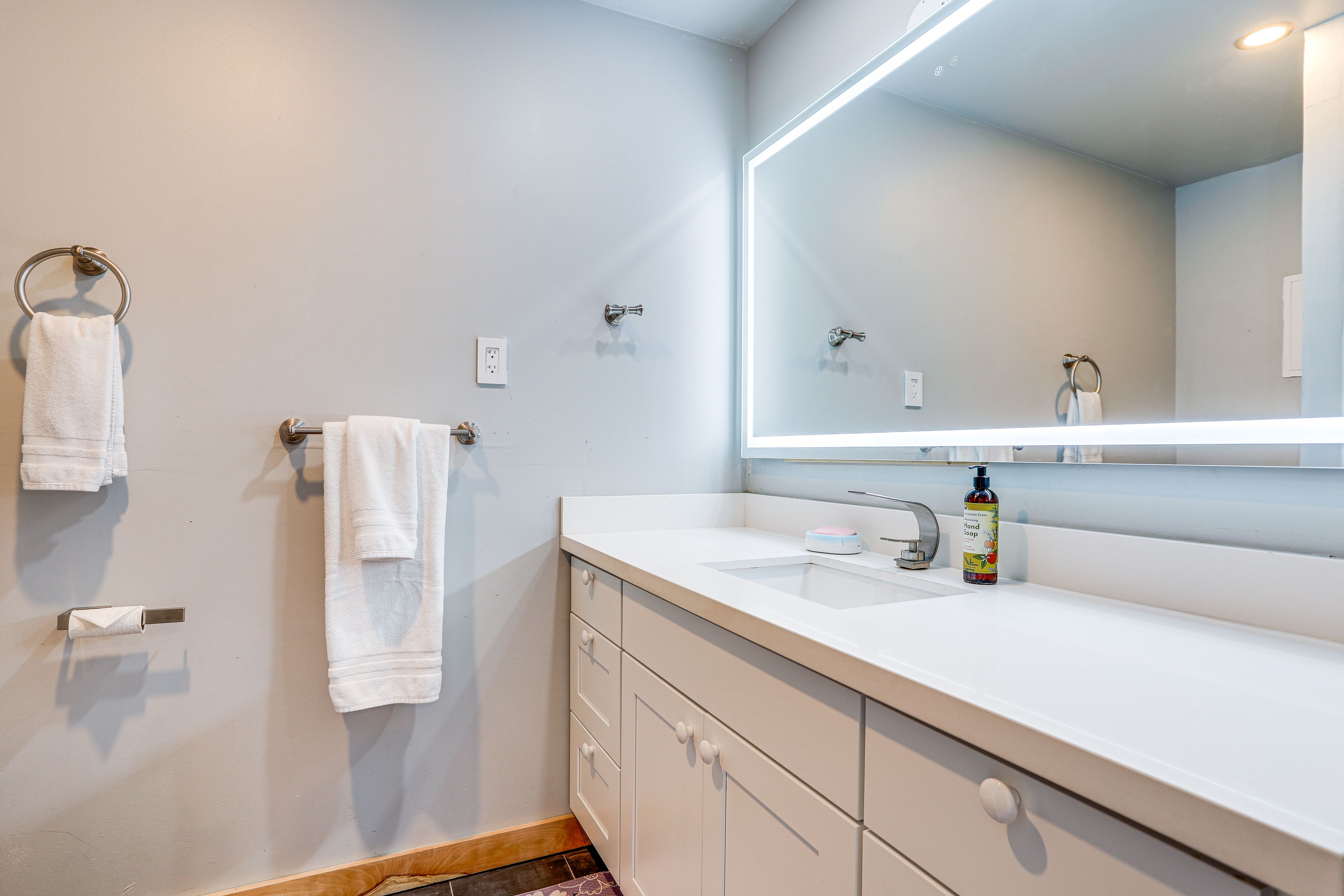 Full Bathroom | Complimentary Toiletries | Main Floor