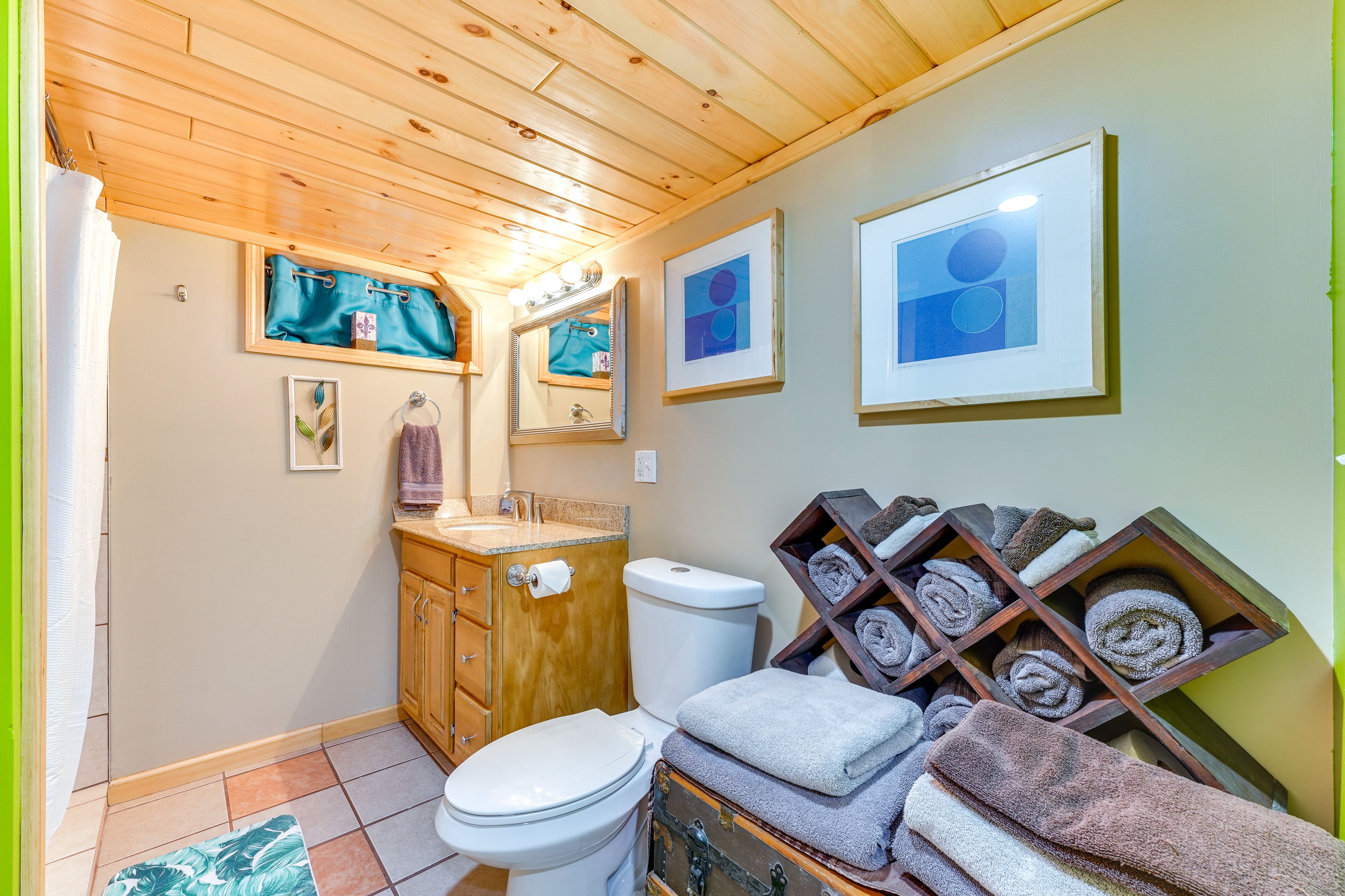 Full Bathroom | Towels Provided | Complimentary Toiletries