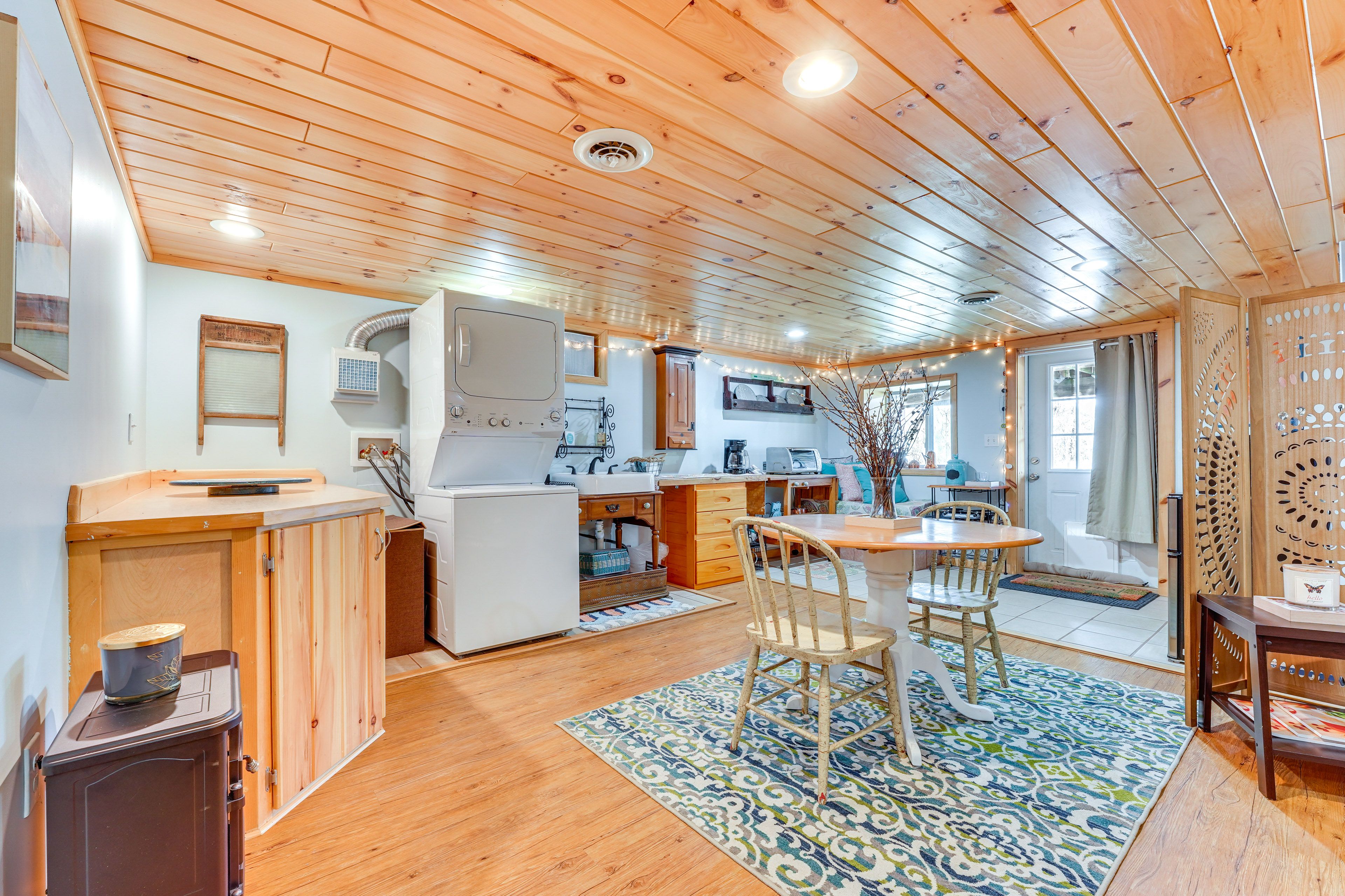 Kitchen | Dining Area | Hot Plate | Toaster Oven