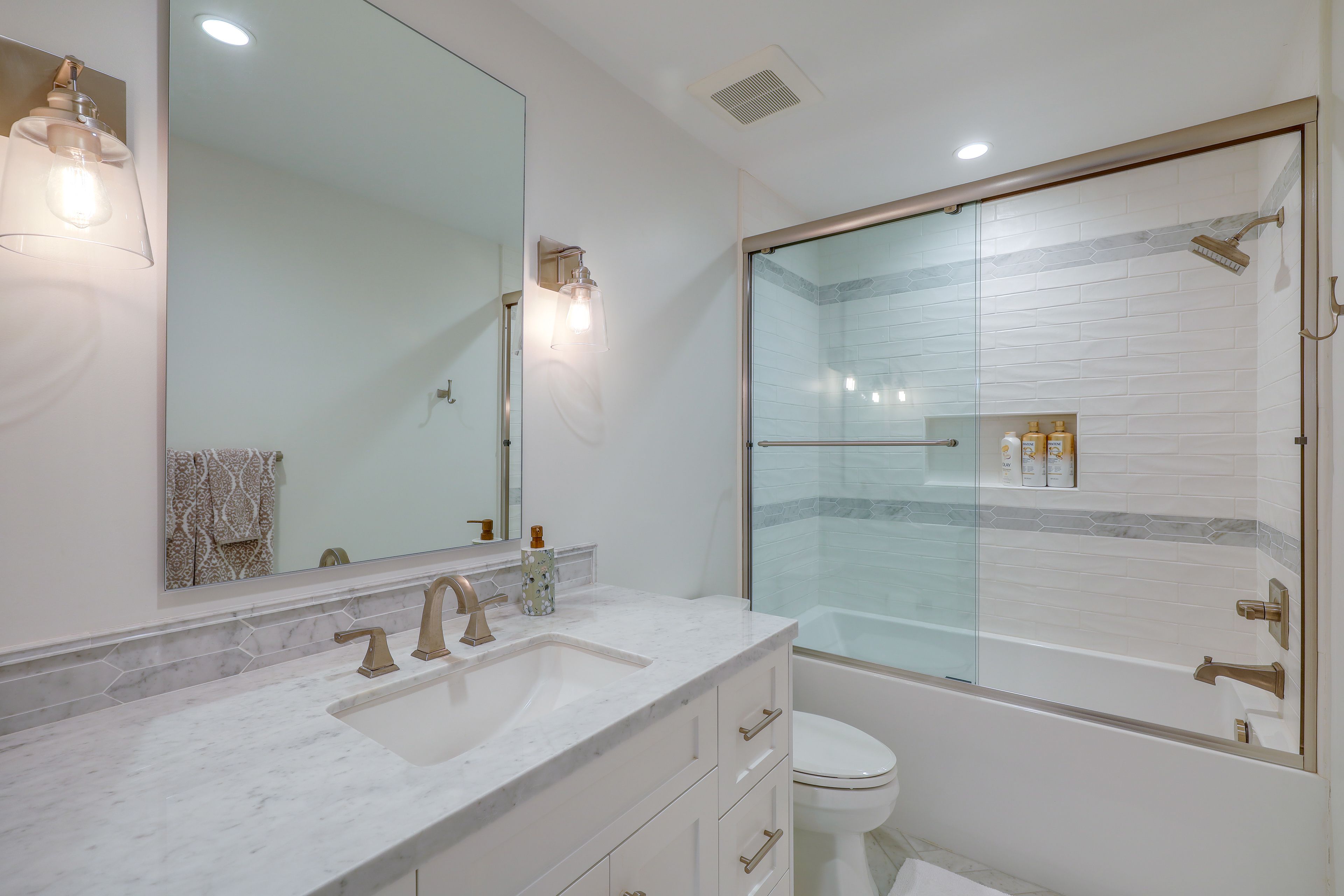 Full Bathroom | Towels Provided | 1st Floor