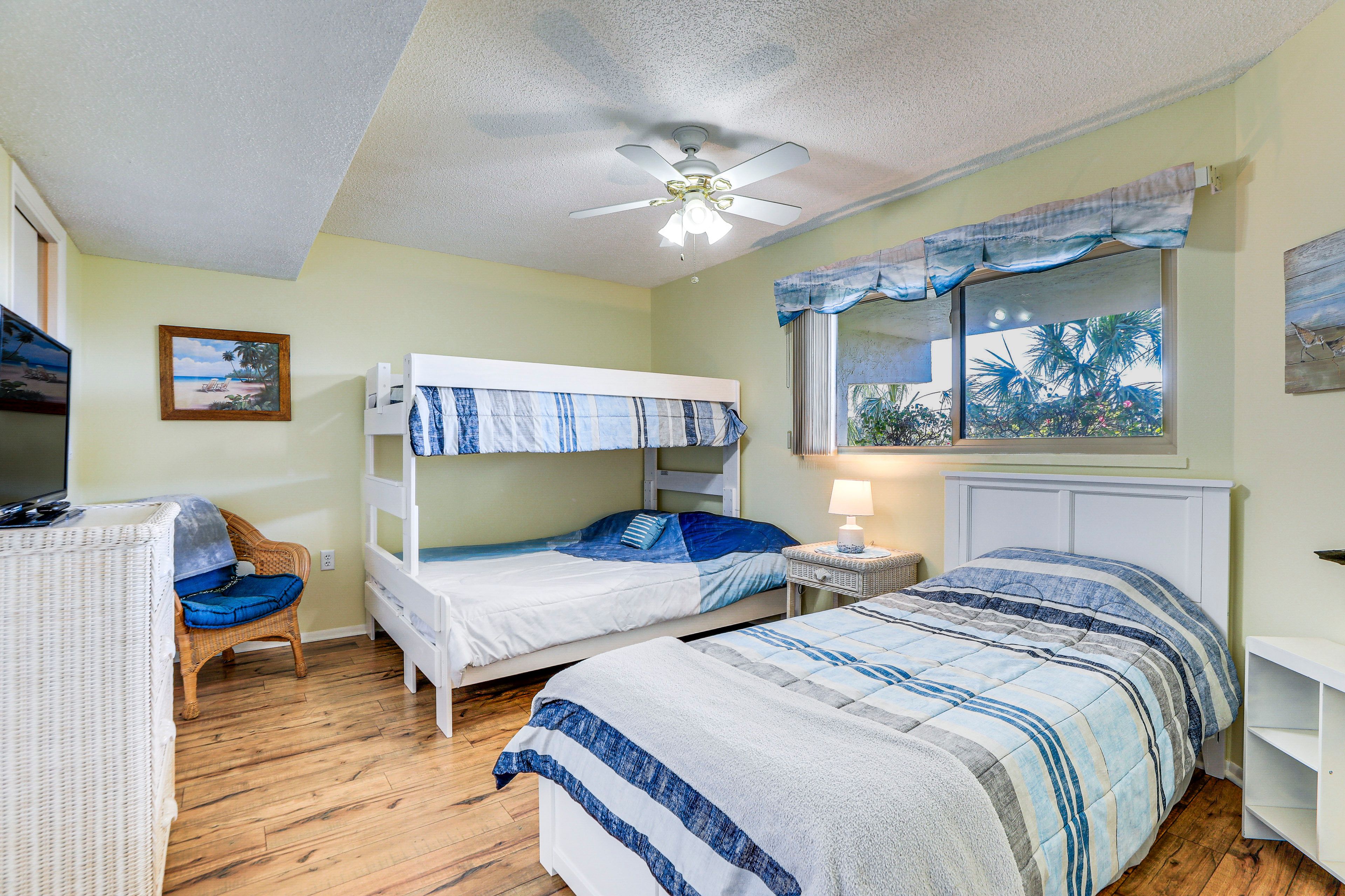 Bedroom 2 | Twin Bed | Twin/Queen Bunk Bed