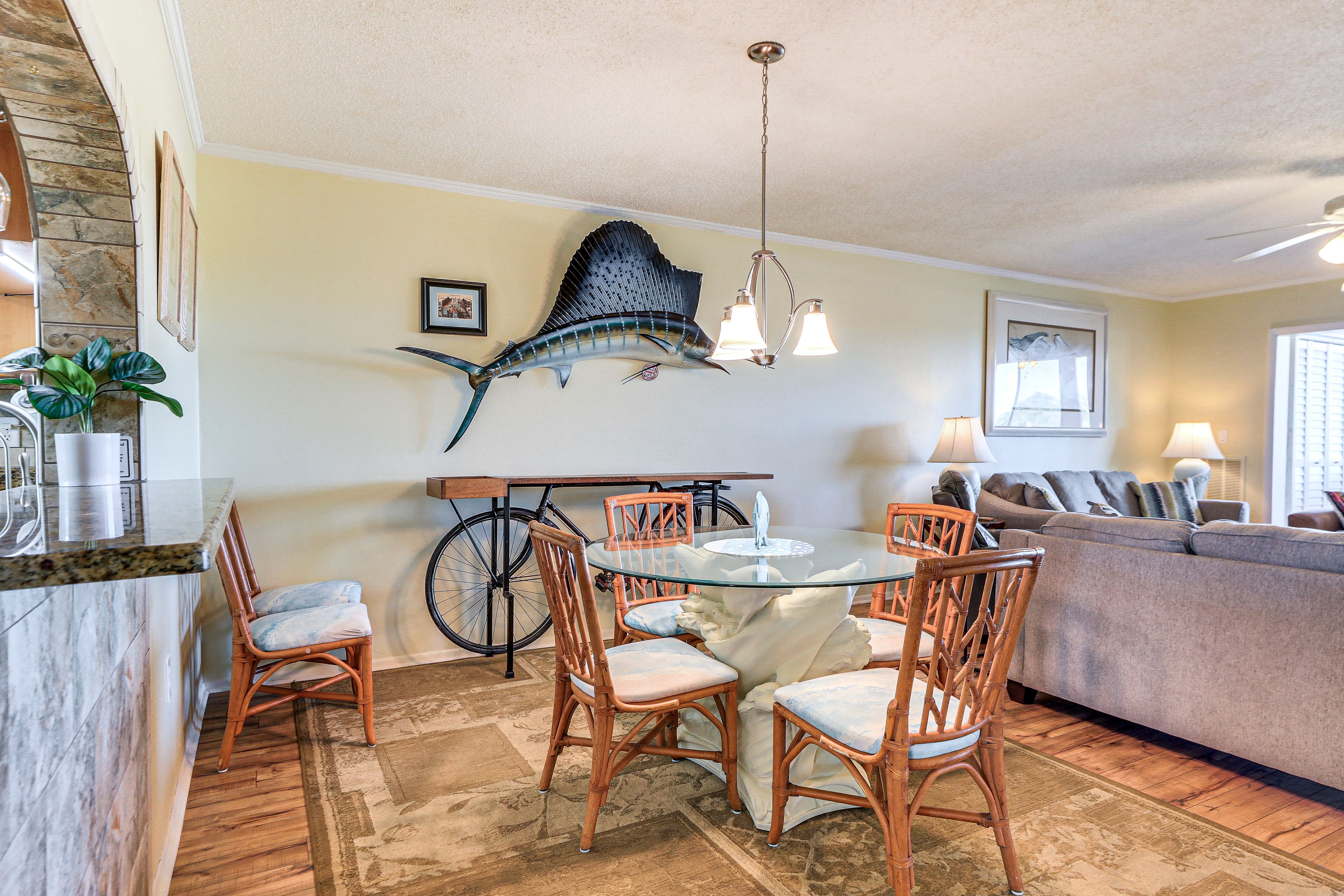 Dining Area | Dishes & Flatware Provided