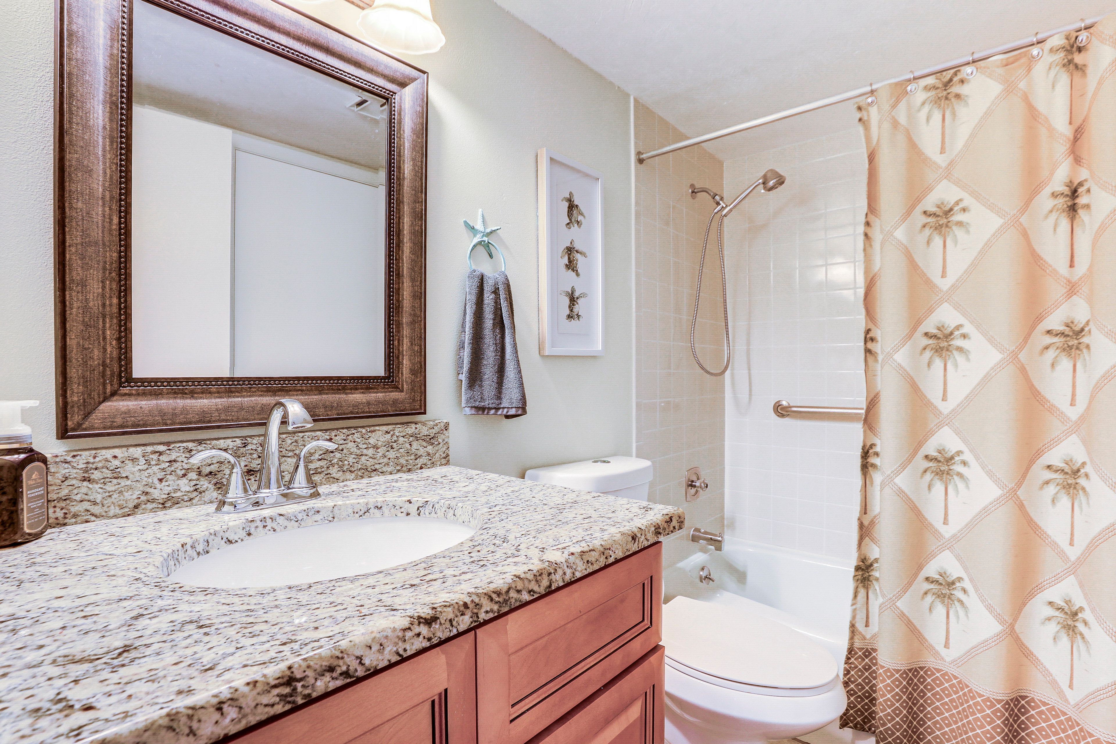 Full Bathroom | Complimentary Toiletries