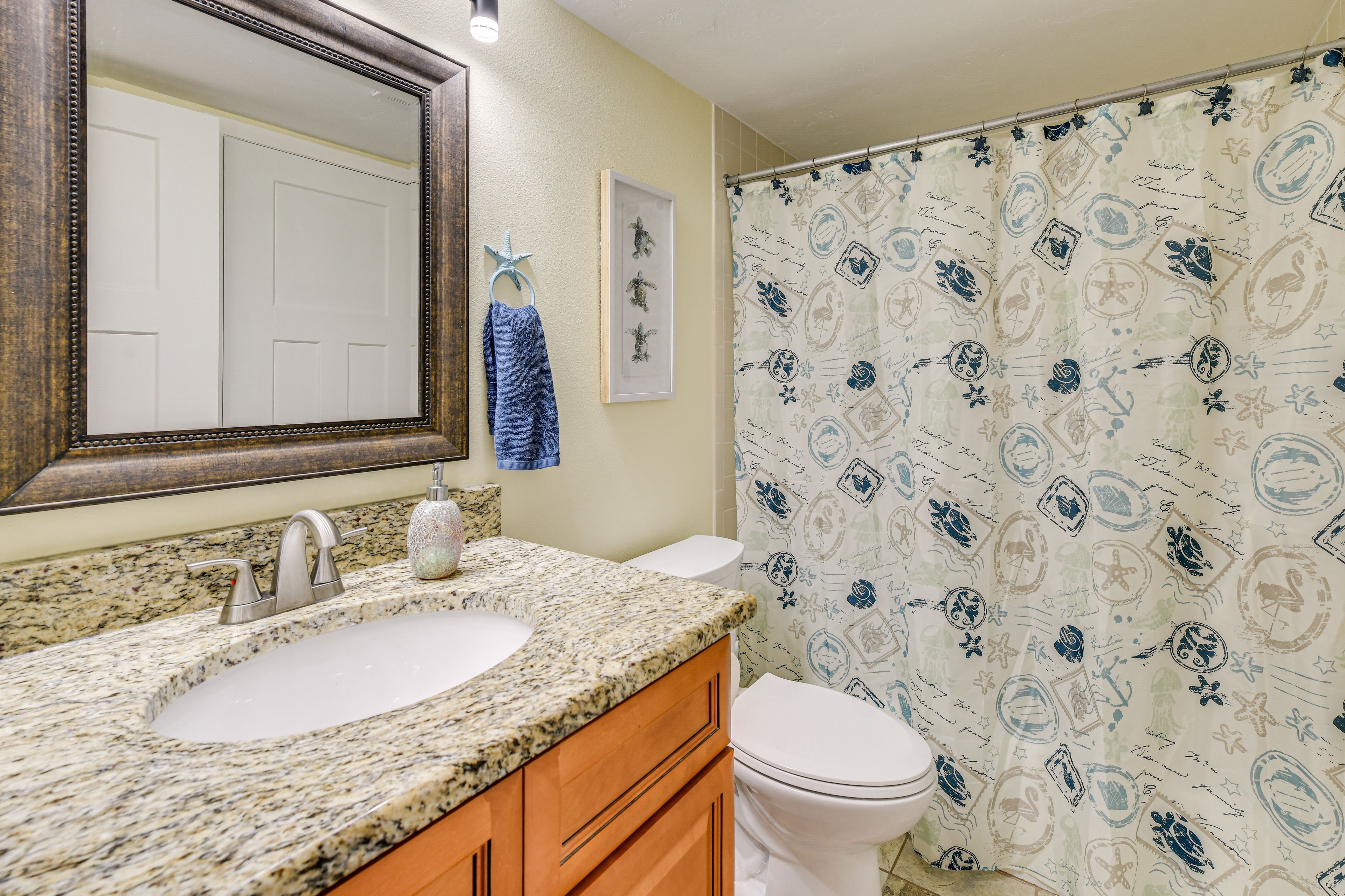 Full Bathroom | Complimentary Toiletries